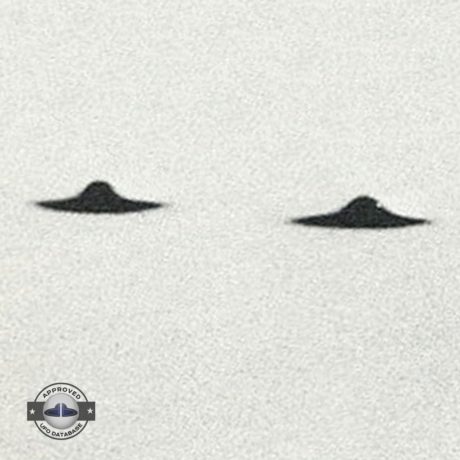 UFO picture lack of three dimensional aspect. 3 UFOs are very similar UFO Picture #136-4