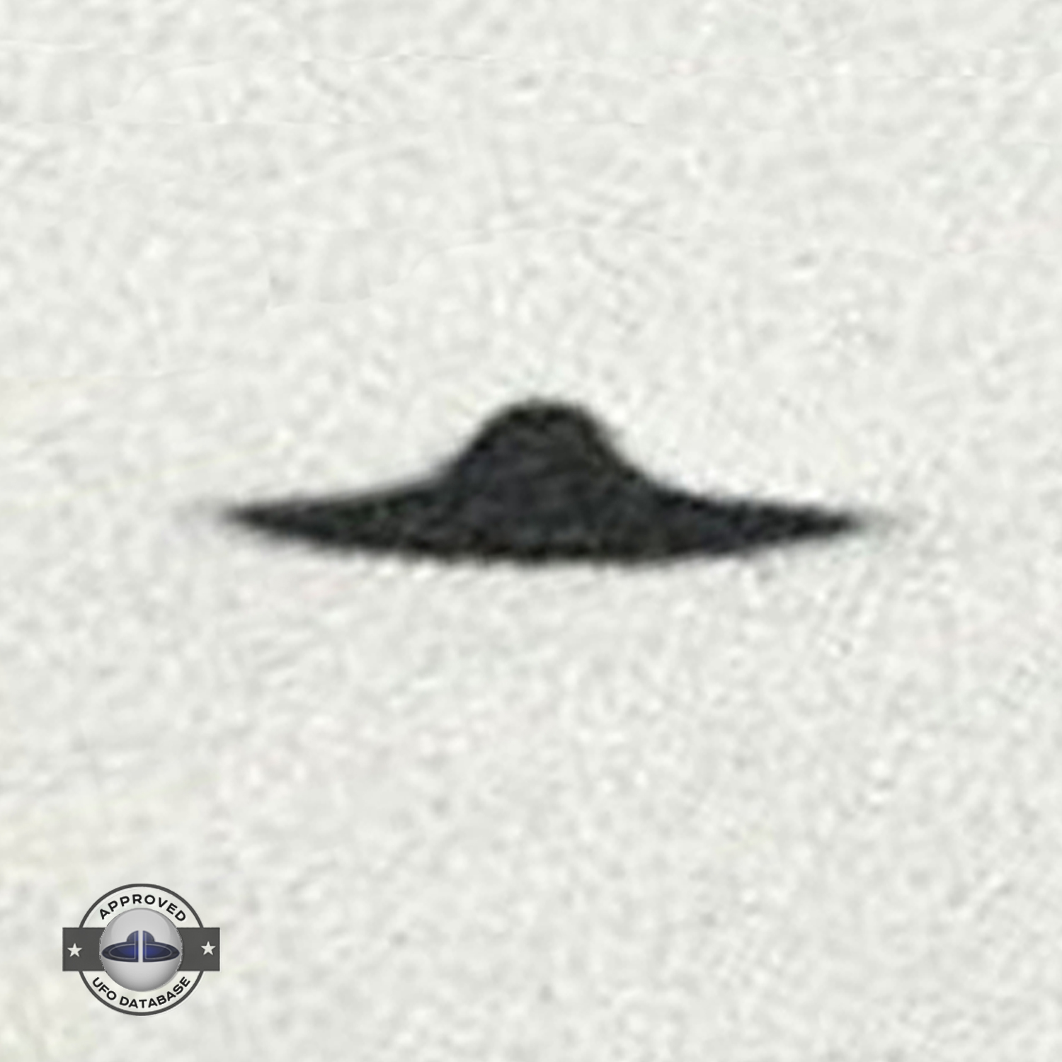 UFO picture lack of three dimensional aspect. 3 UFOs are very similar UFO Picture #136-5
