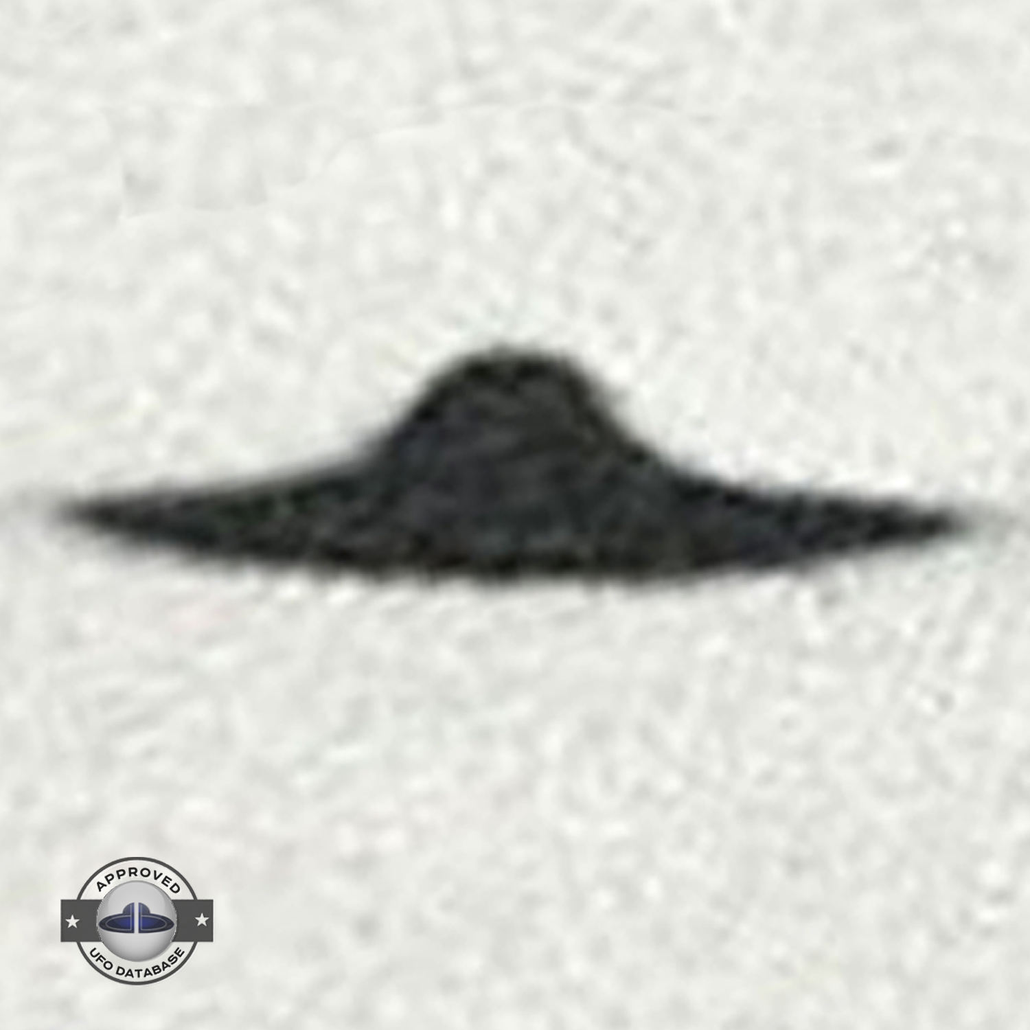 UFO picture lack of three dimensional aspect. 3 UFOs are very similar UFO Picture #136-6