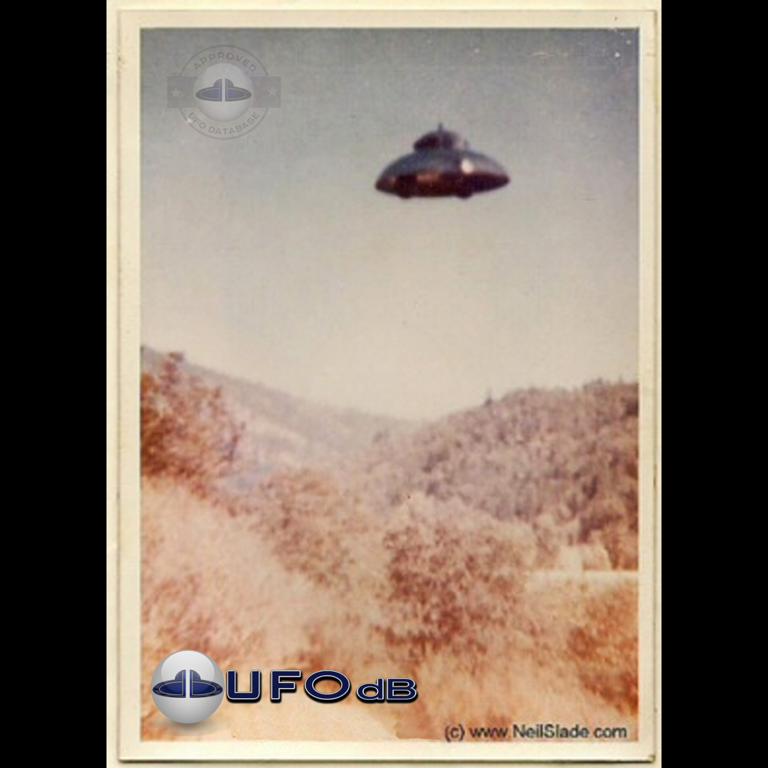 This UFO picture has been in several reports and controversies, 1970s UFO Picture #138-1