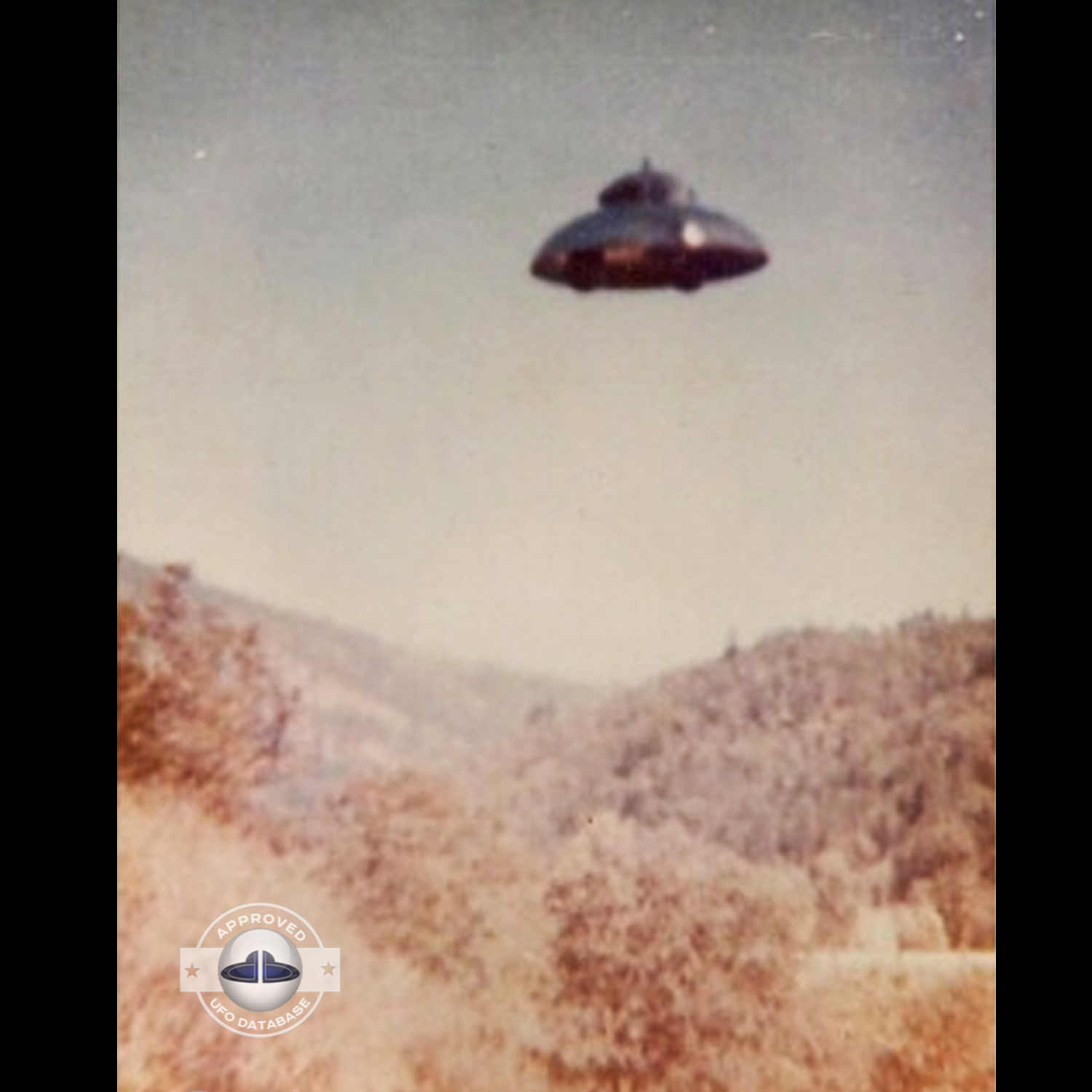 This UFO picture has been in several reports and controversies, 1970s UFO Picture #138-2