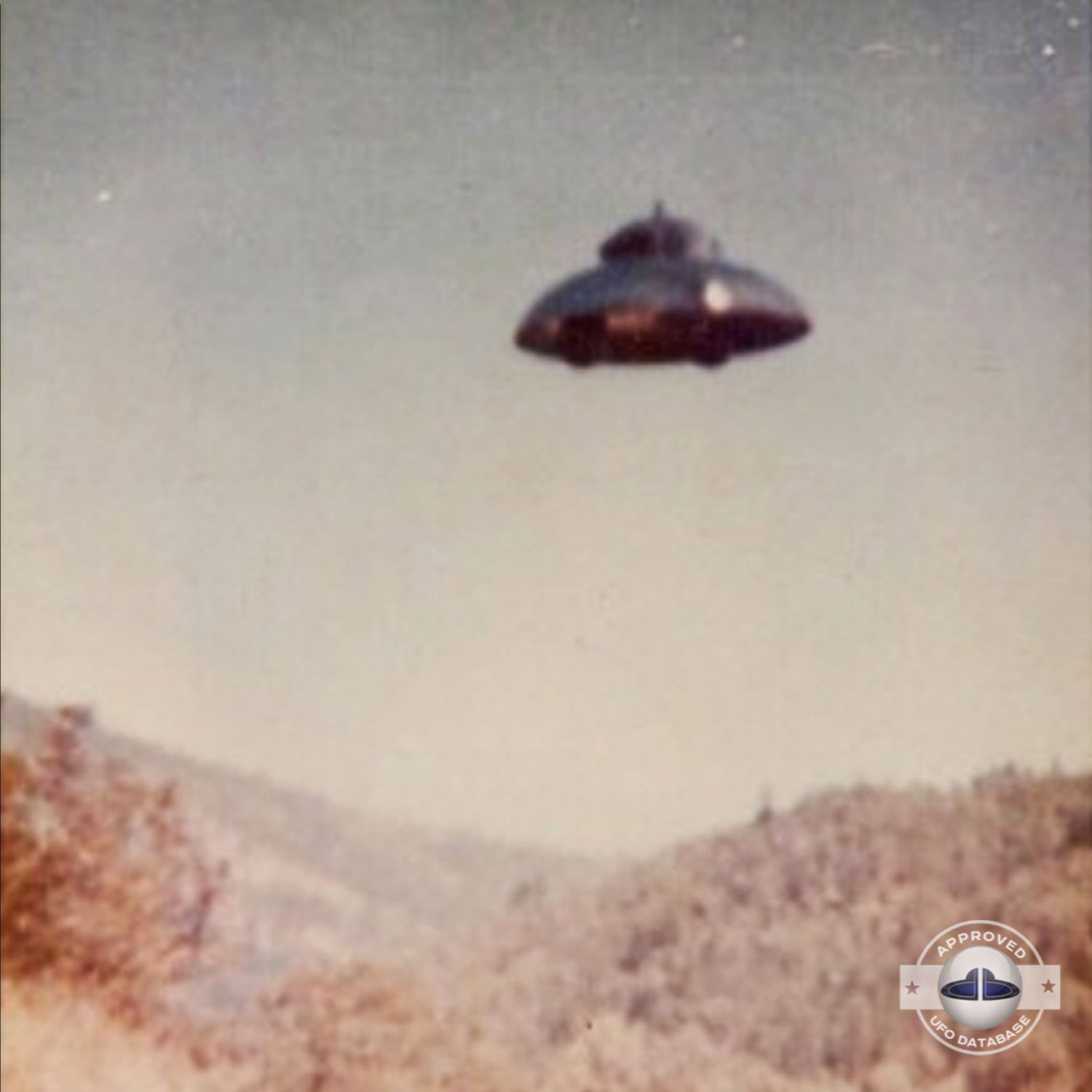 This UFO picture has been in several reports and controversies, 1970s UFO Picture #138-3