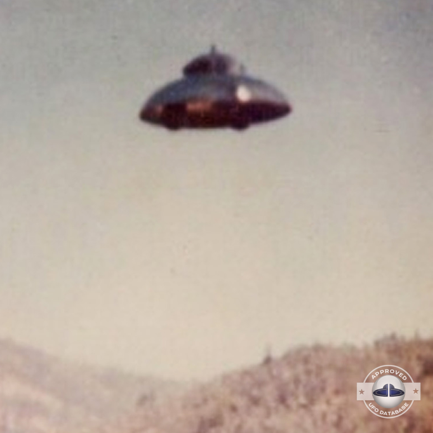 This UFO picture has been in several reports and controversies, 1970s UFO Picture #138-4