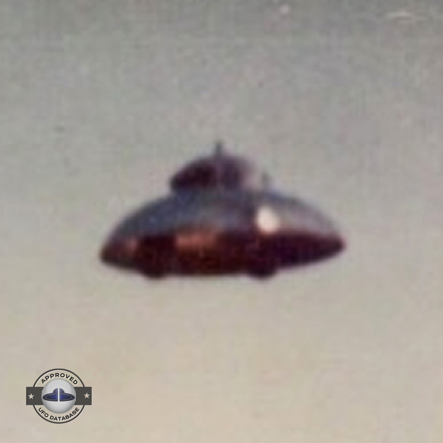 This UFO picture has been in several reports and controversies, 1970s UFO Picture #138-5