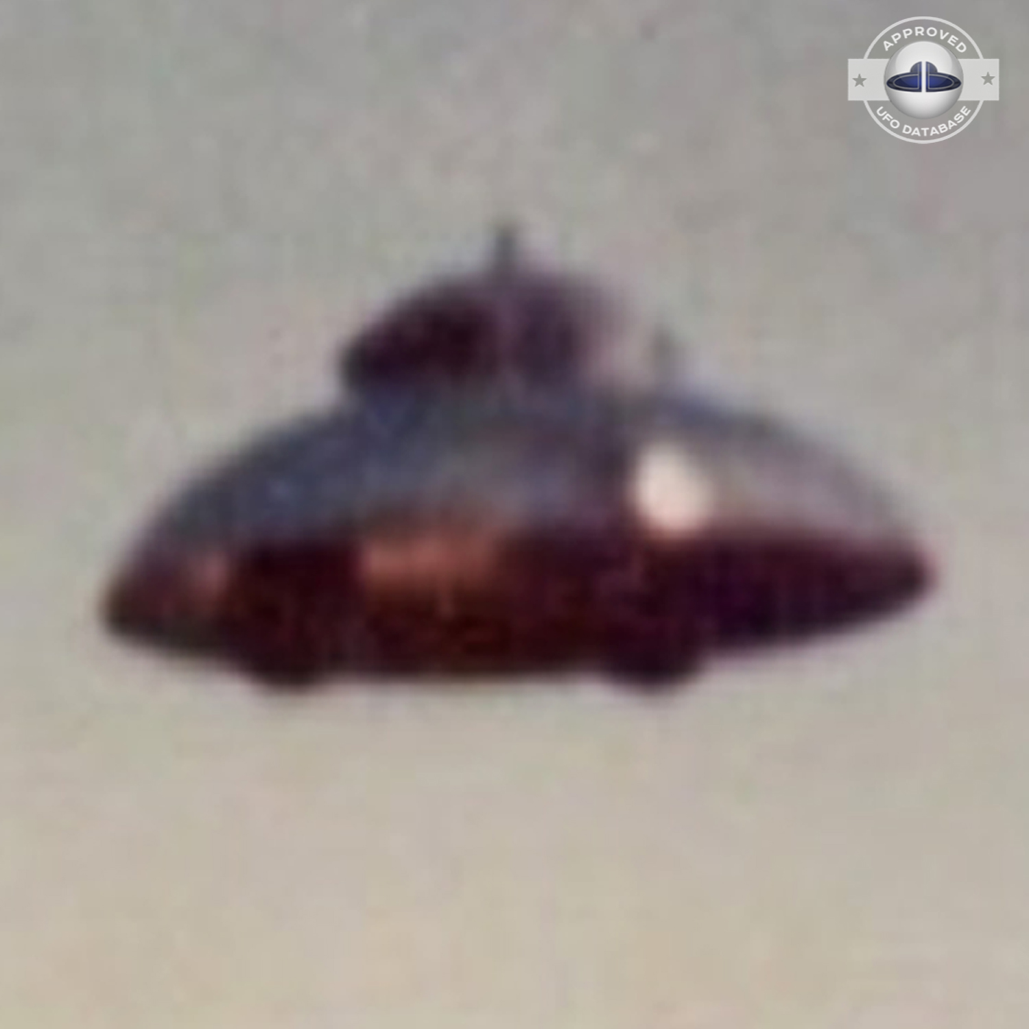 This UFO picture has been in several reports and controversies, 1970s UFO Picture #138-6