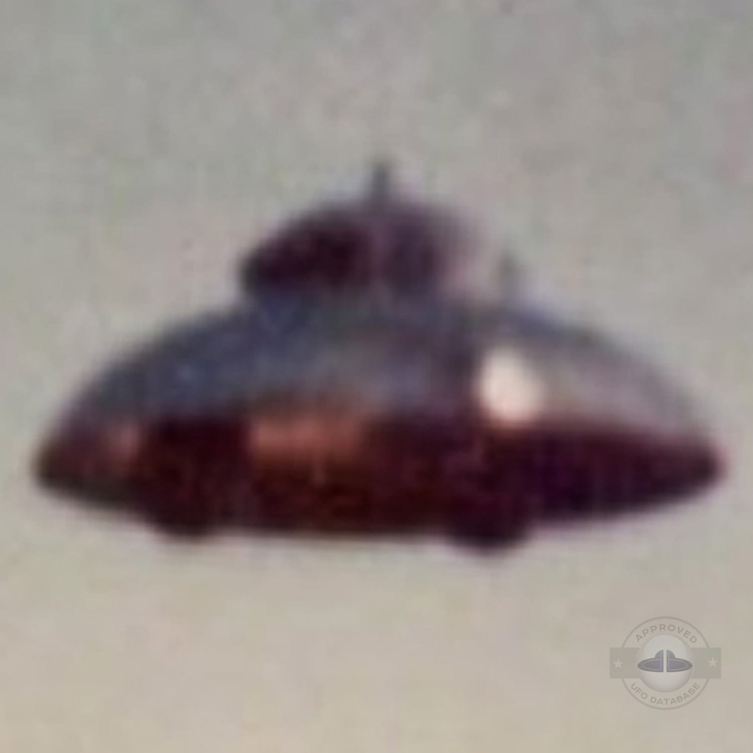 This UFO picture has been in several reports and controversies, 1970s UFO Picture #138-7