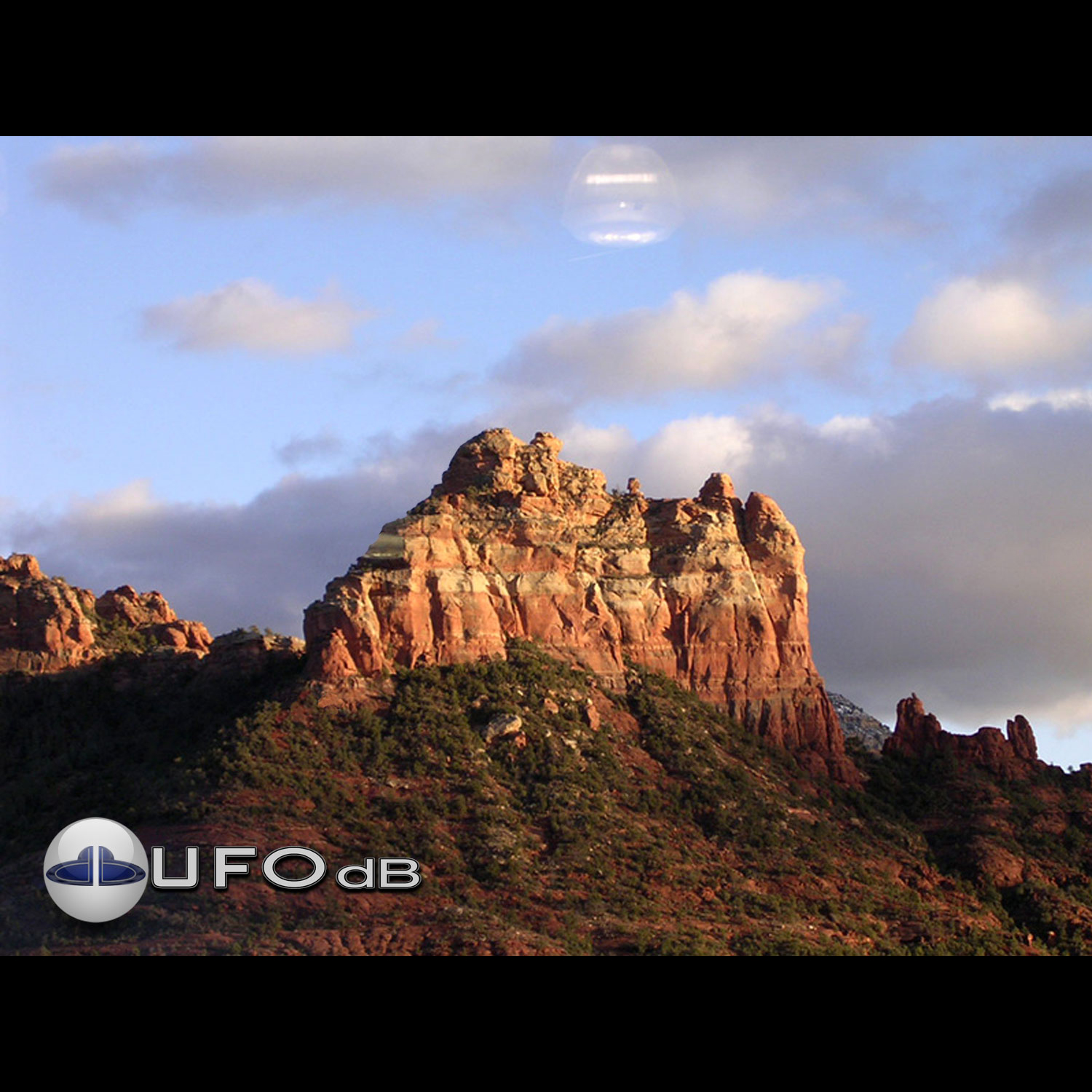 UFO Flying over mountain in the desert of Arizona near Sedona UFO Picture #14-1