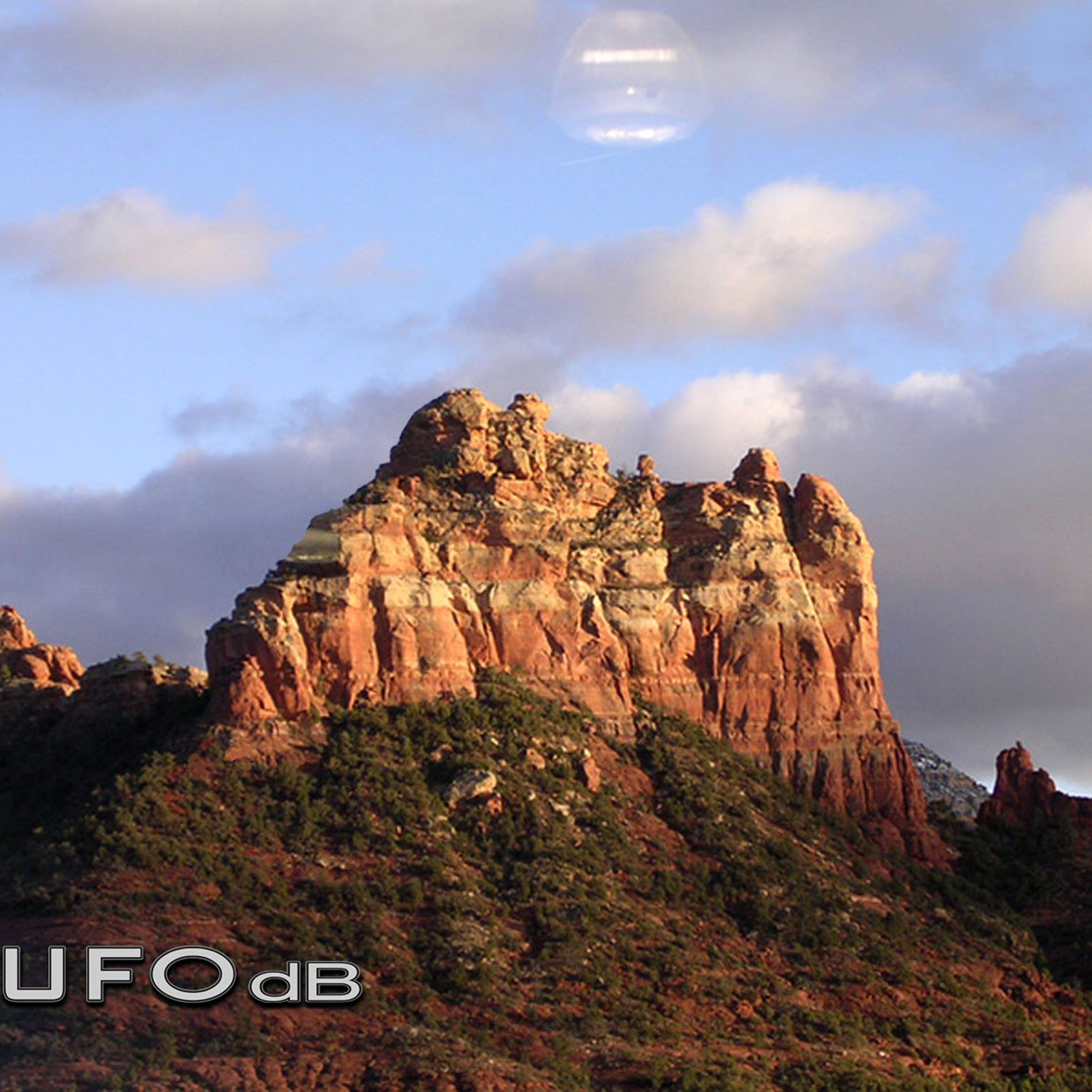 UFO Flying over mountain in the desert of Arizona near Sedona UFO Picture #14-2