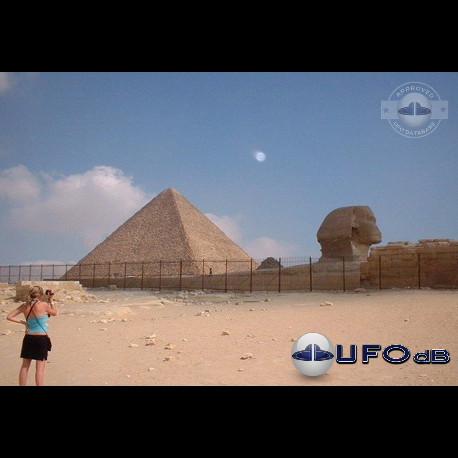 UFO picture near the famous Great Sphinx of Giza by a tourist | Egypt UFO Picture #143-1