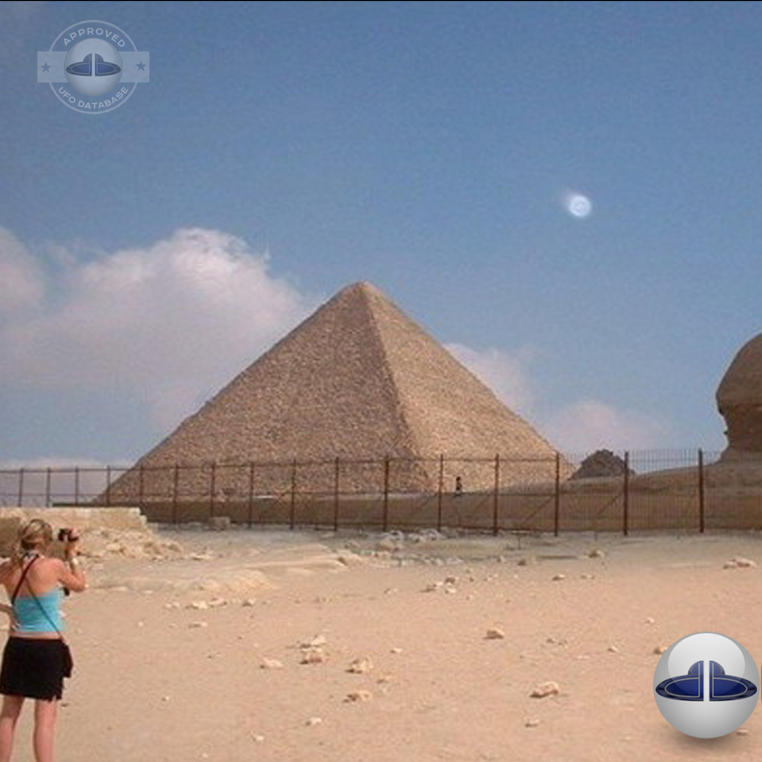 UFO picture near the famous Great Sphinx of Giza by a tourist | Egypt UFO Picture #143-2