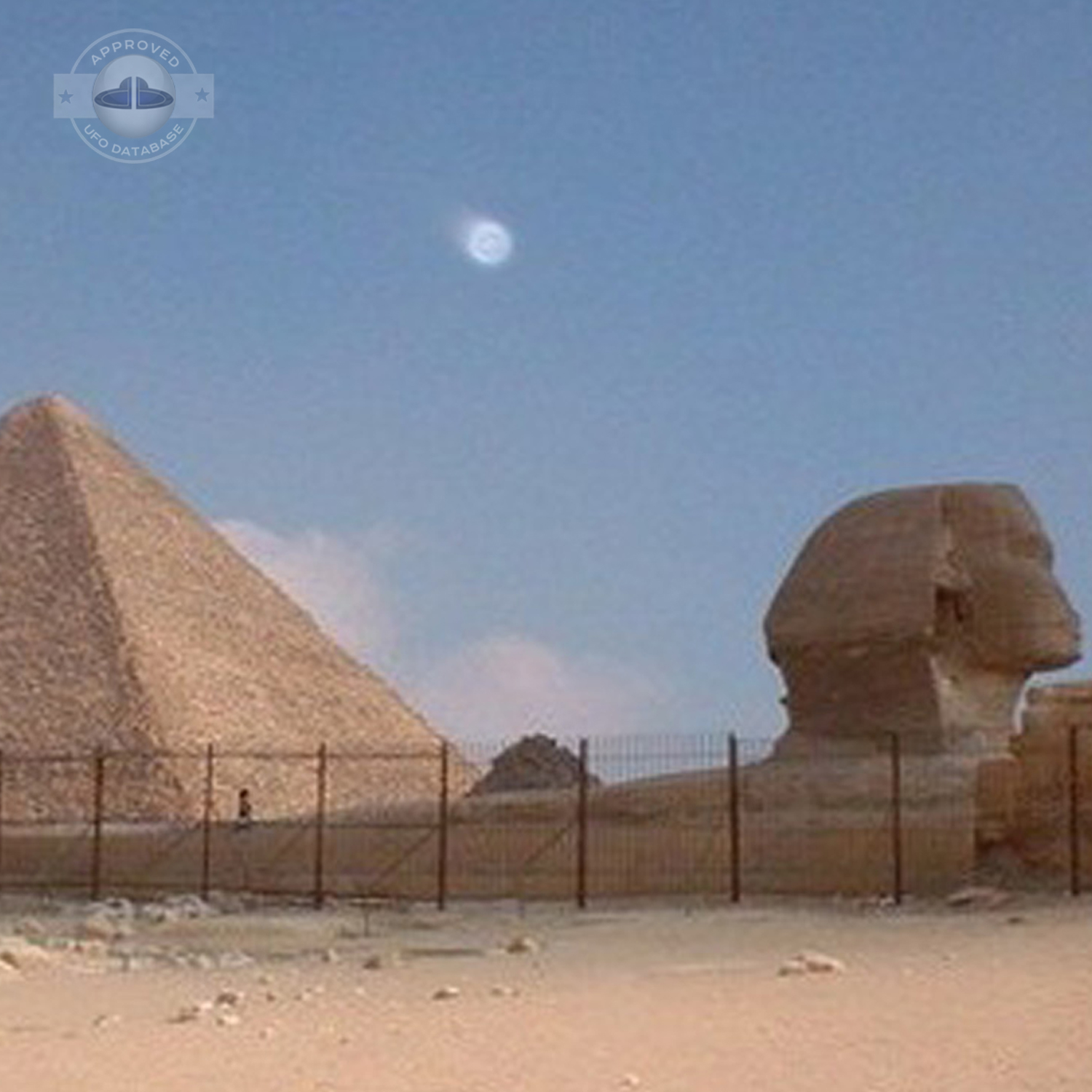 UFO picture near the famous Great Sphinx of Giza by a tourist | Egypt UFO Picture #143-3
