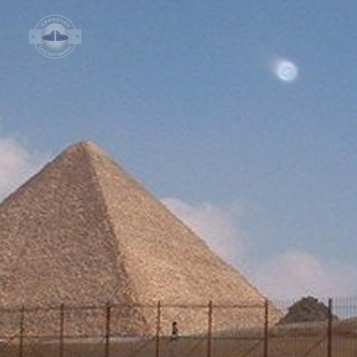 UFO picture near the famous Great Sphinx of Giza by a tourist | Egypt UFO Picture #143-5