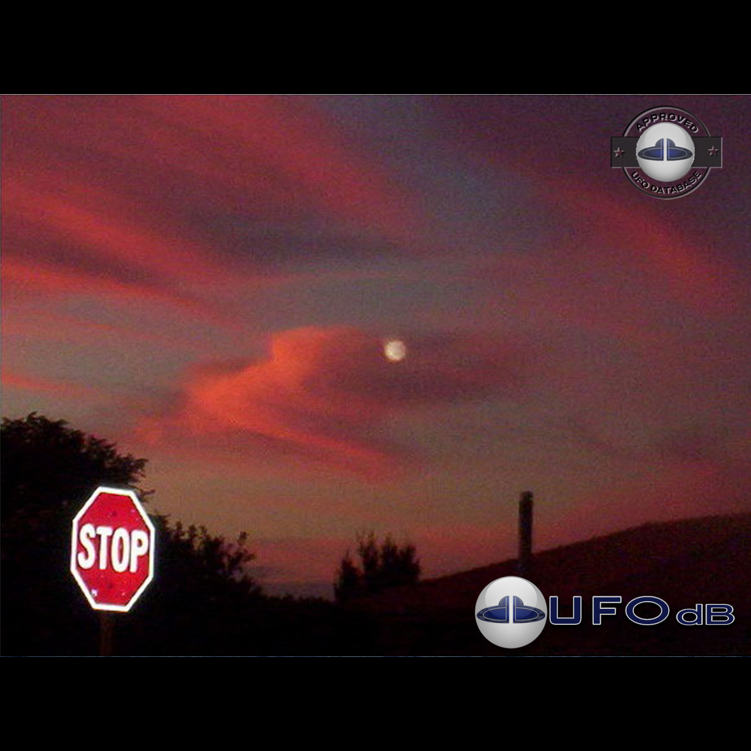 UFO picture shot on dusk at Waroona in the Peel region of Australia UFO Picture #145-1