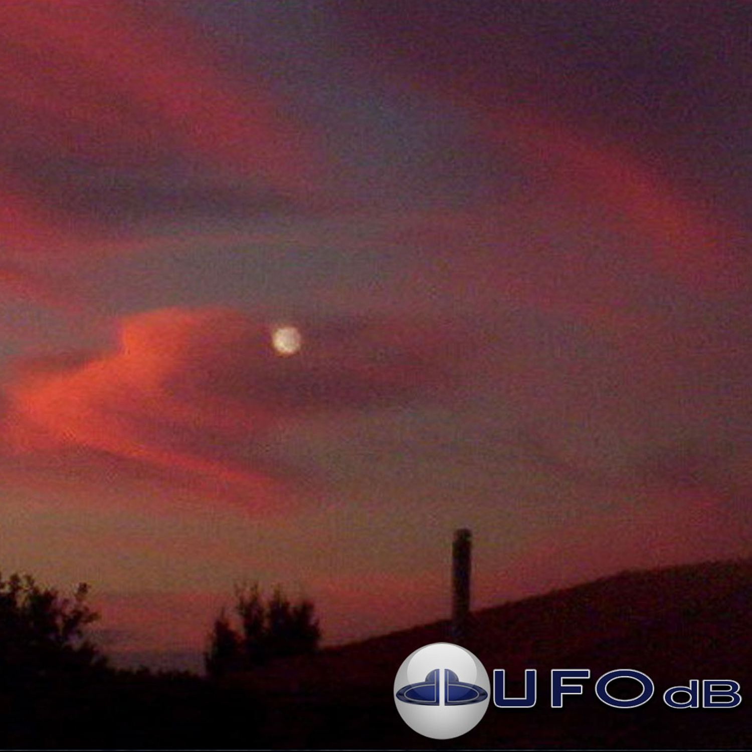 UFO picture shot on dusk at Waroona in the Peel region of Australia UFO Picture #145-2