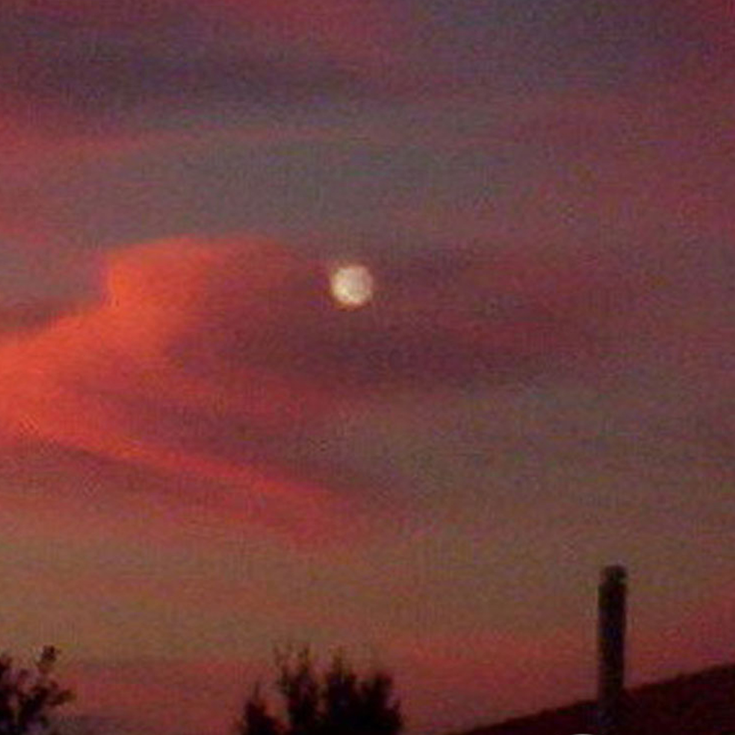UFO picture shot on dusk at Waroona in the Peel region of Australia UFO Picture #145-3