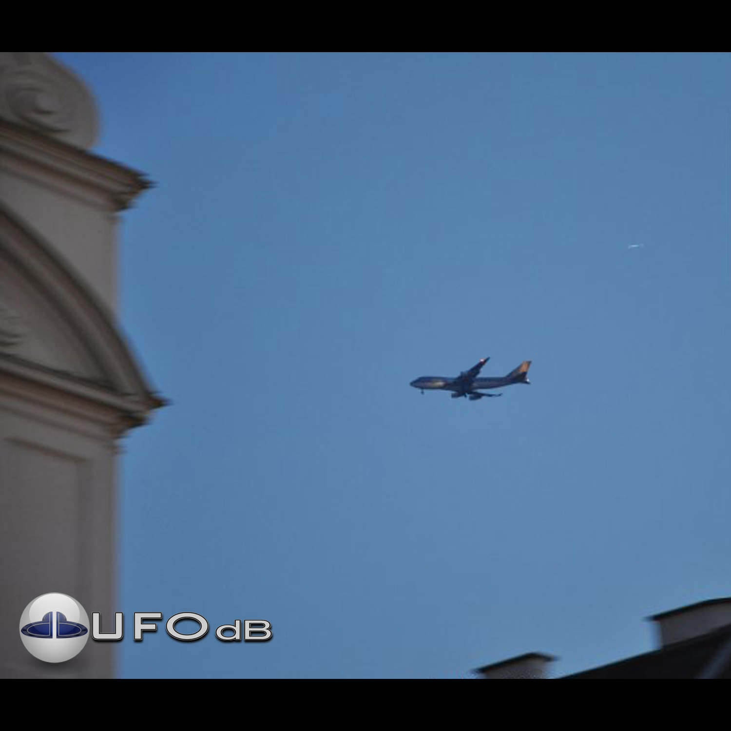 UFO sighting Vienna | UFO with airplane | Austria UFO picture 2009 UFO Picture #149-1
