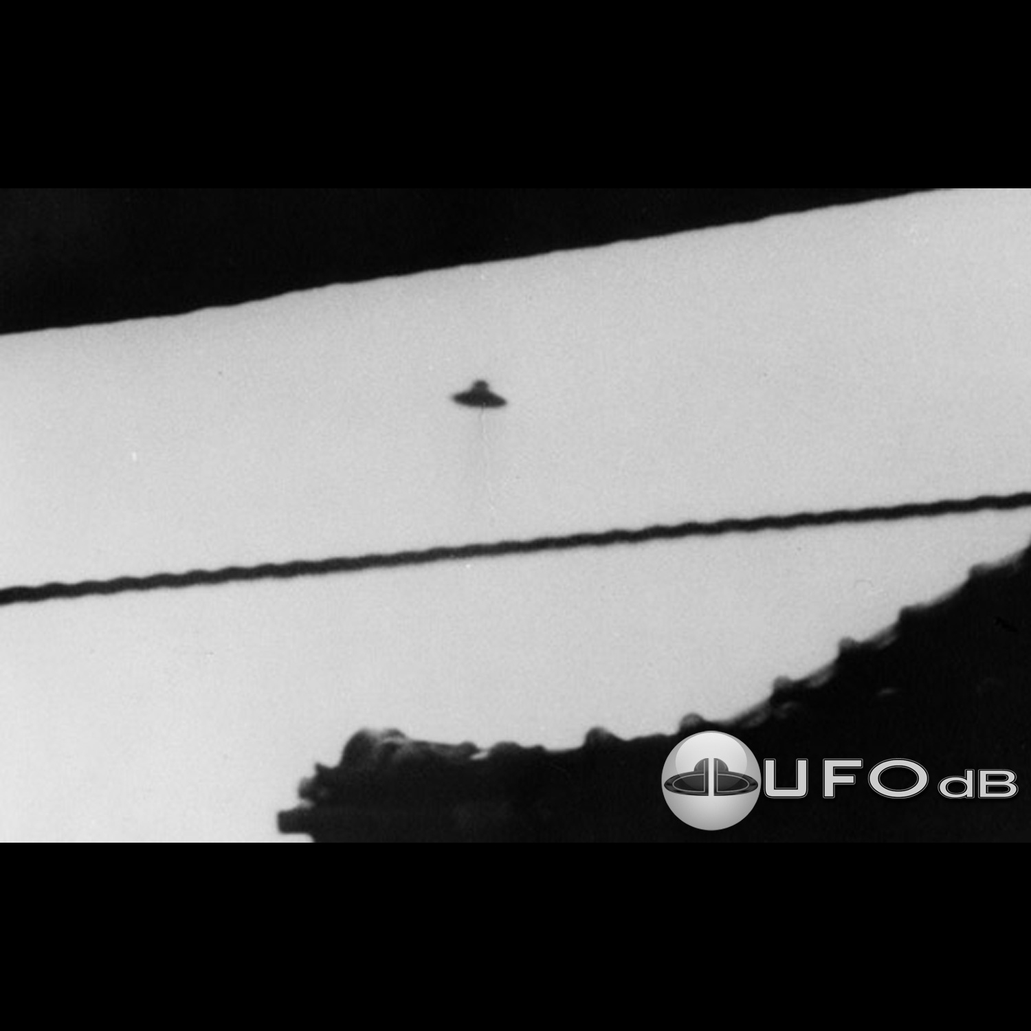 Saucer with Dome UFO shape moving in a zigzag going down Nagoya Japan UFO Picture #153-1