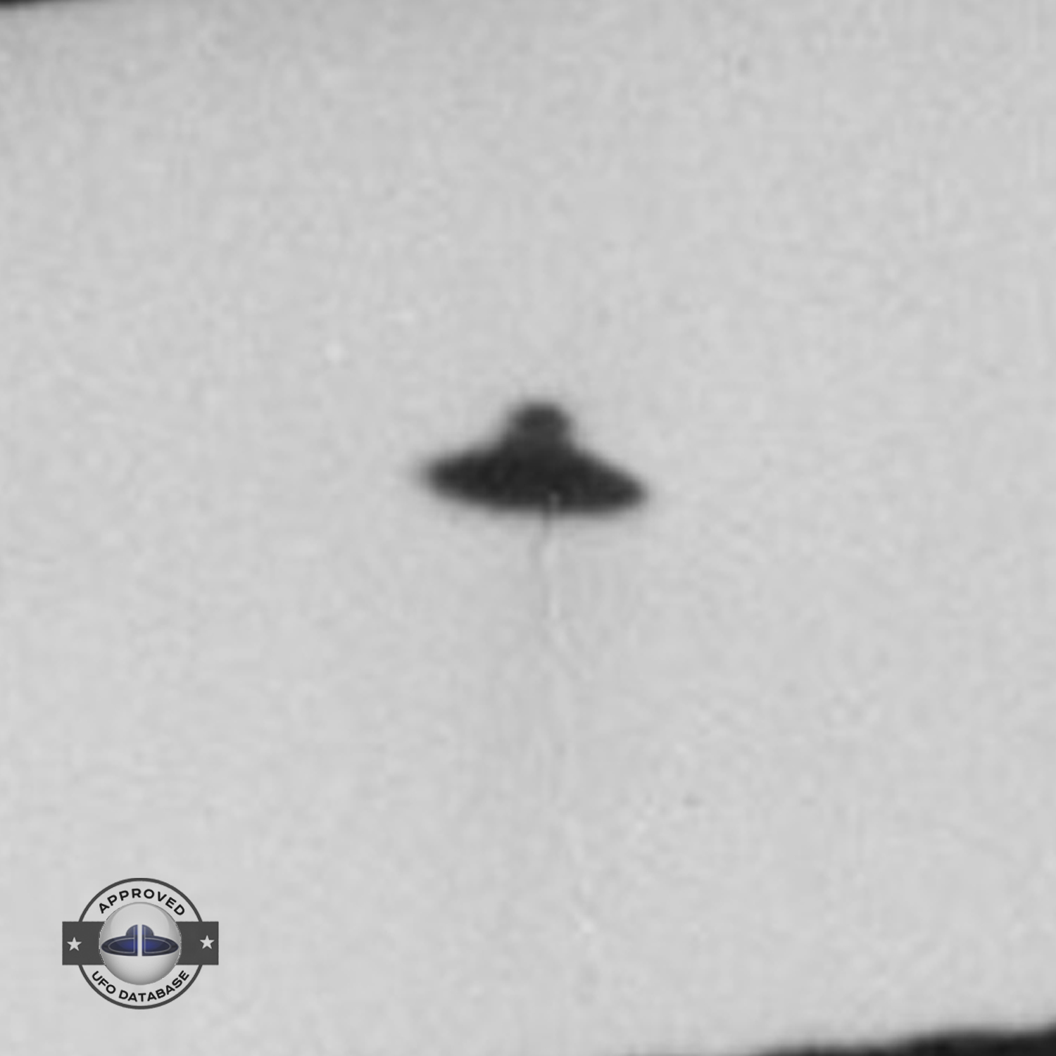Saucer with Dome UFO shape moving in a zigzag going down Nagoya Japan UFO Picture #153-4