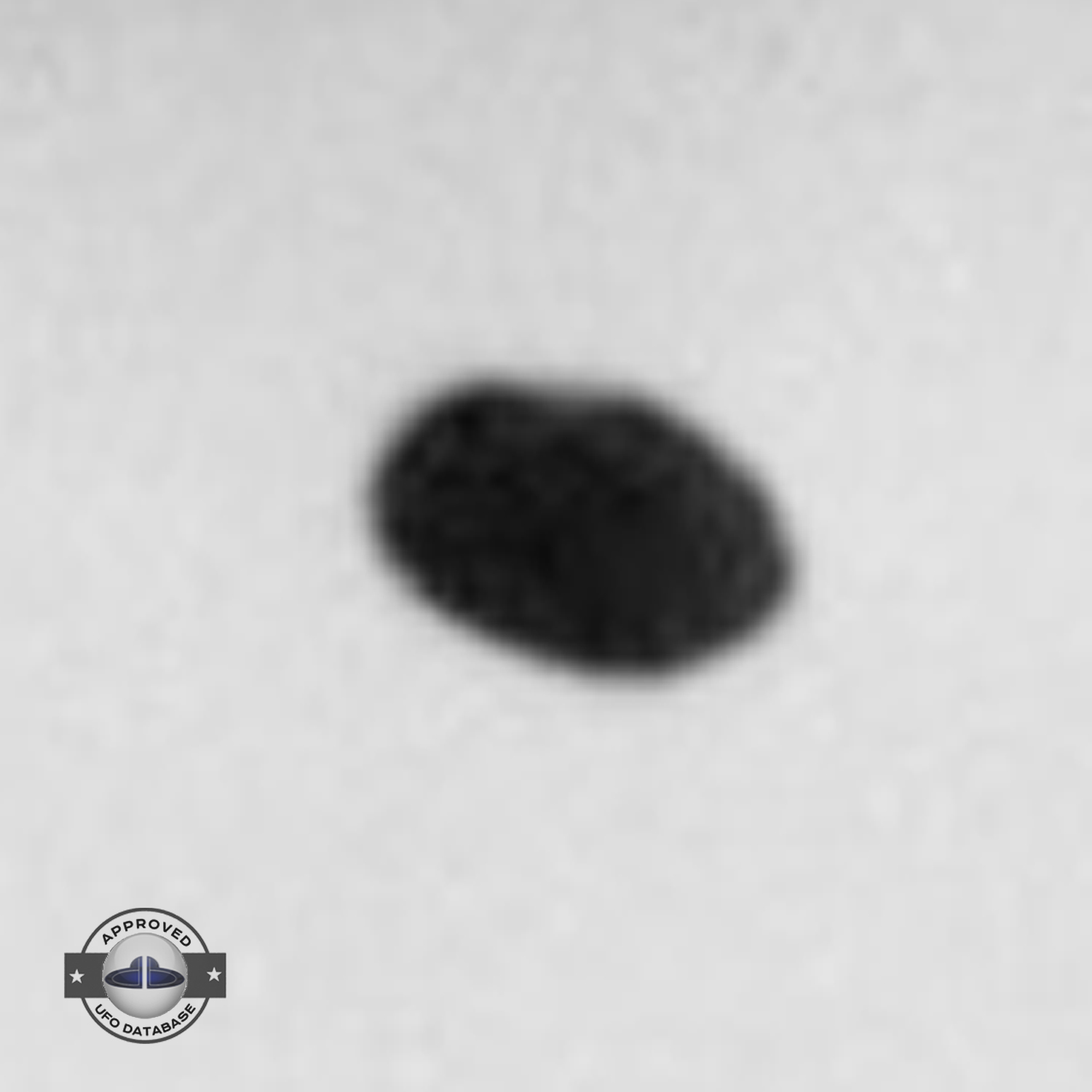 Saucer with Dome UFO shape moving in a zigzag going down Nagoya Japan UFO Picture #153-7