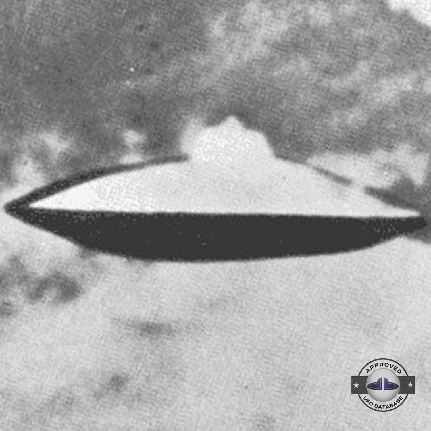 UFO picture taken by Air Pilot from US Marine group during Korean war UFO Picture #156-3