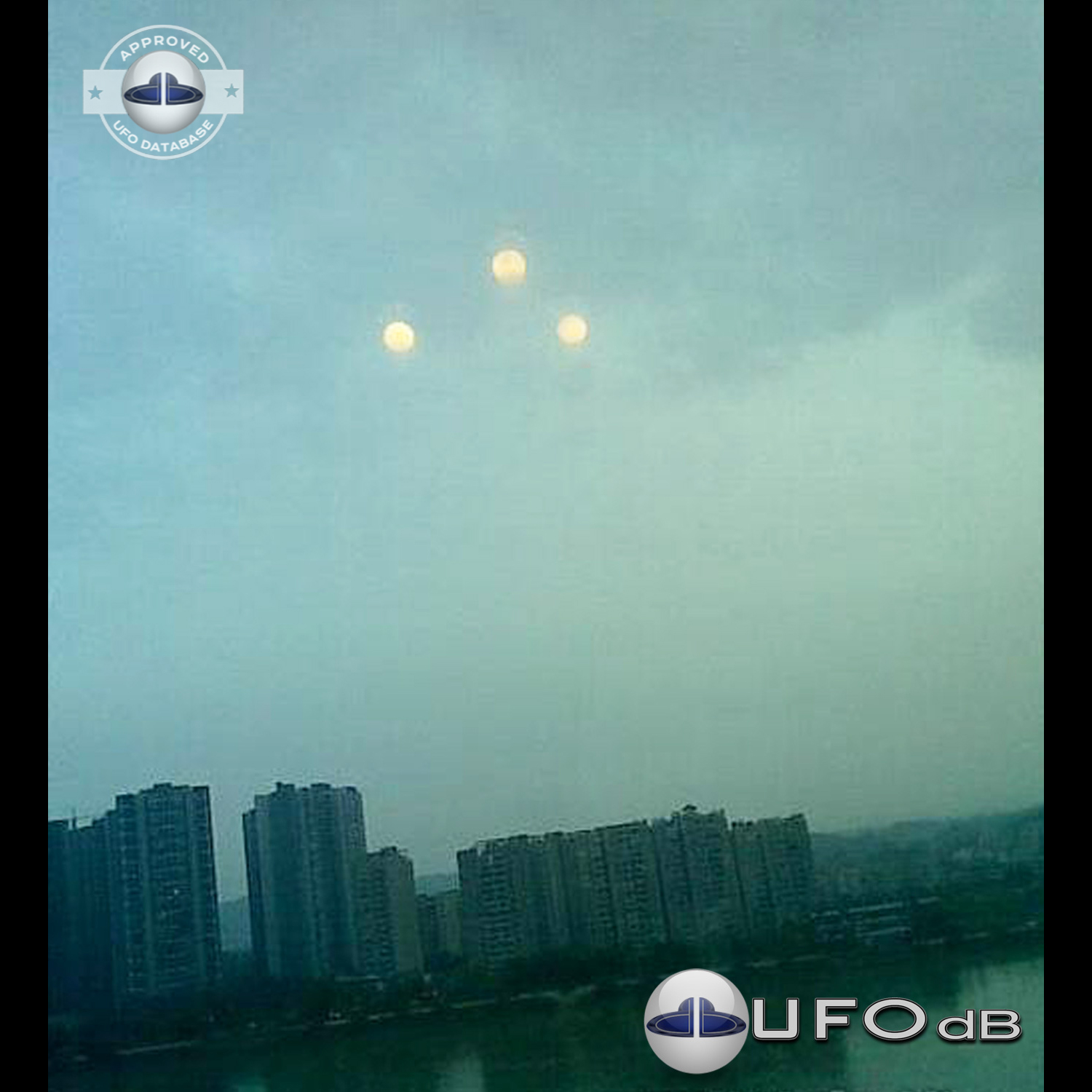 Citizens of Leshan saw 3 illuminated spherical shaped UFO in the sky UFO Picture #158-1