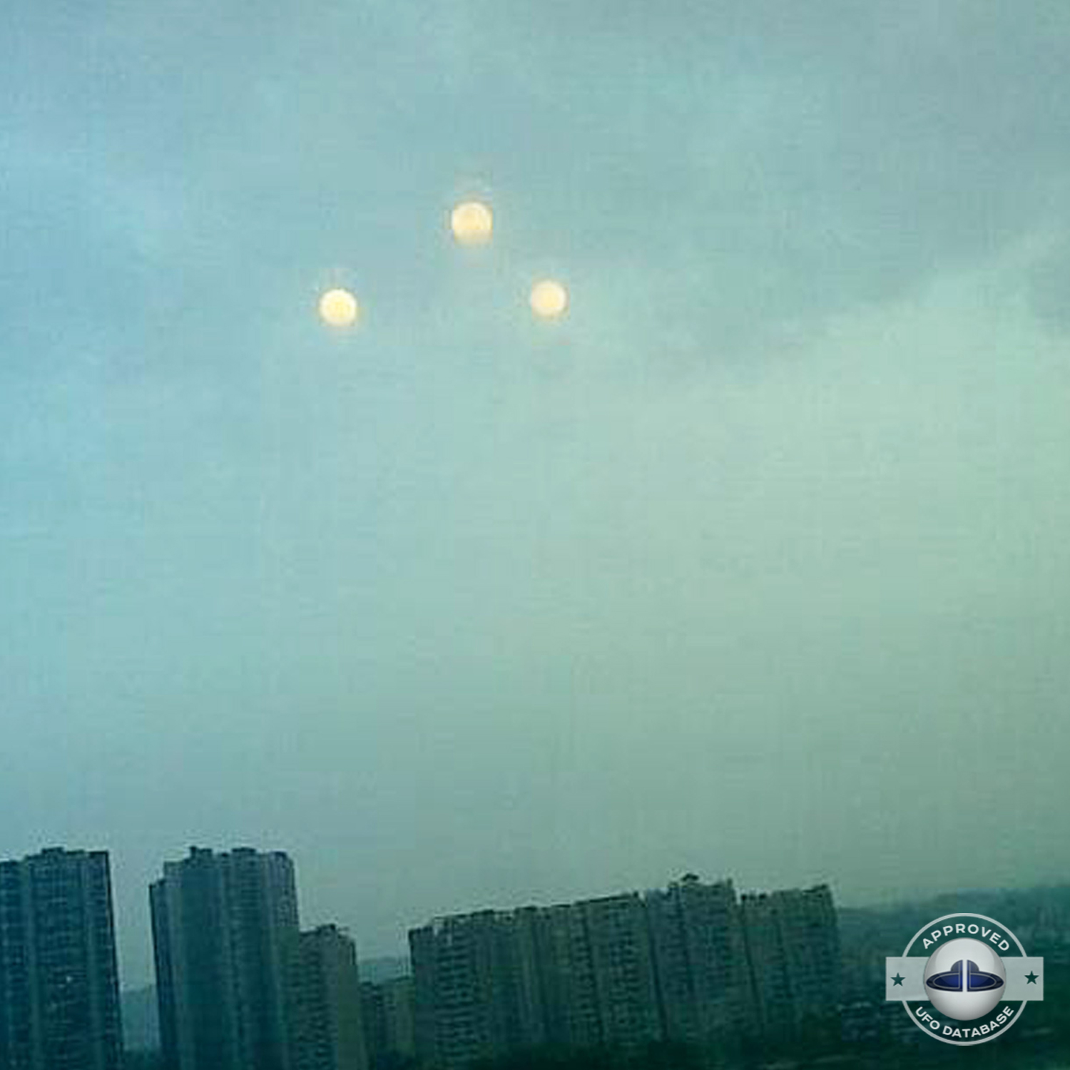 Citizens of Leshan saw 3 illuminated spherical shaped UFO in the sky UFO Picture #158-2