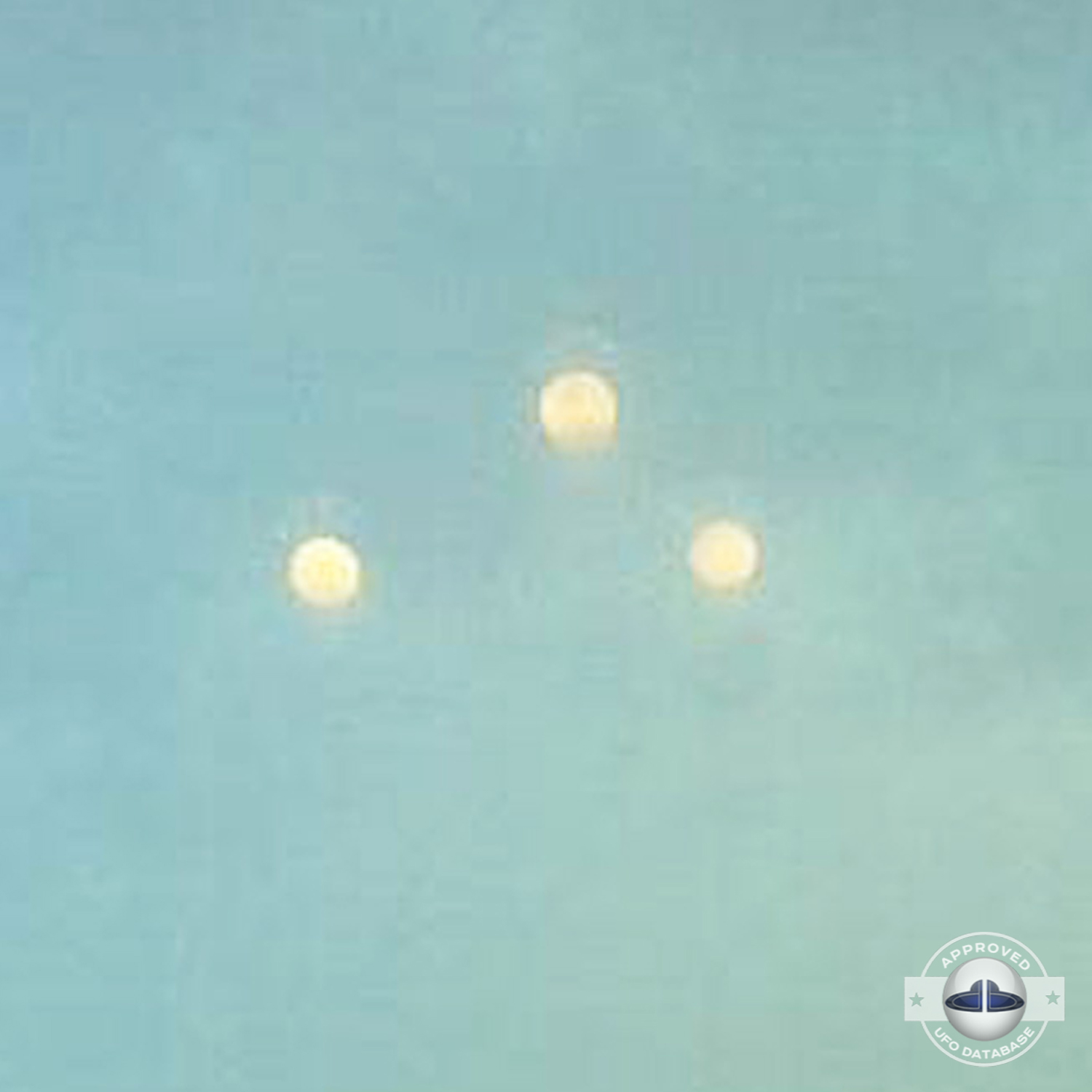 Citizens of Leshan saw 3 illuminated spherical shaped UFO in the sky UFO Picture #158-3