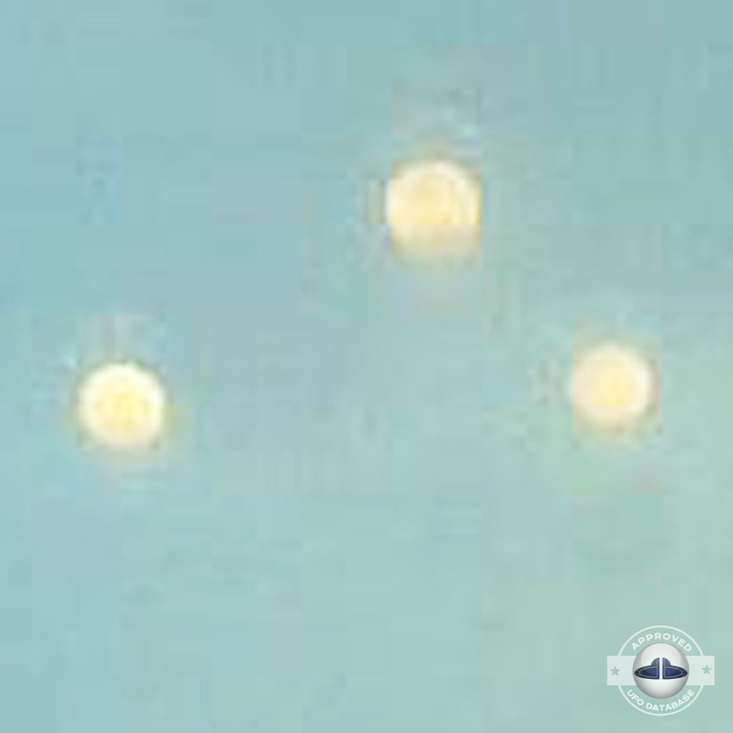 Citizens of Leshan saw 3 illuminated spherical shaped UFO in the sky UFO Picture #158-4