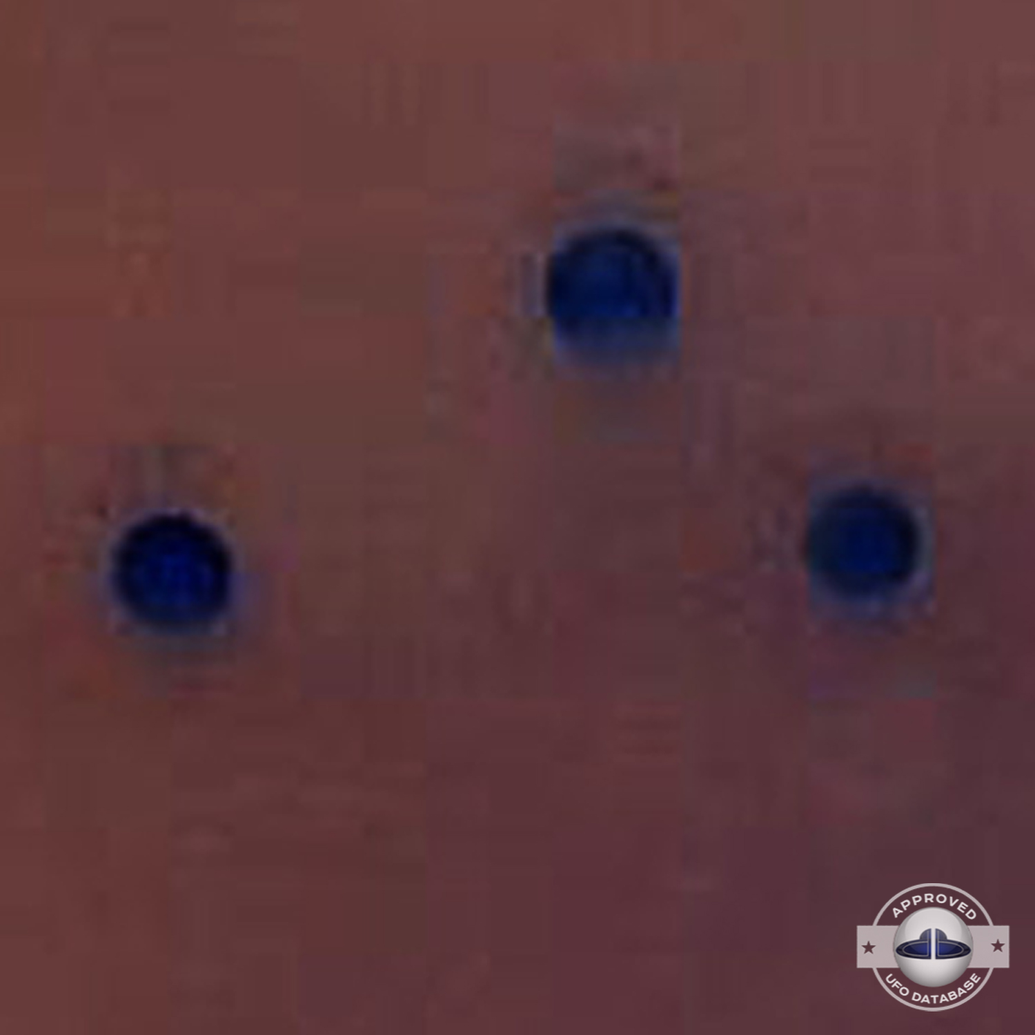 Citizens of Leshan saw 3 illuminated spherical shaped UFO in the sky UFO Picture #158-5
