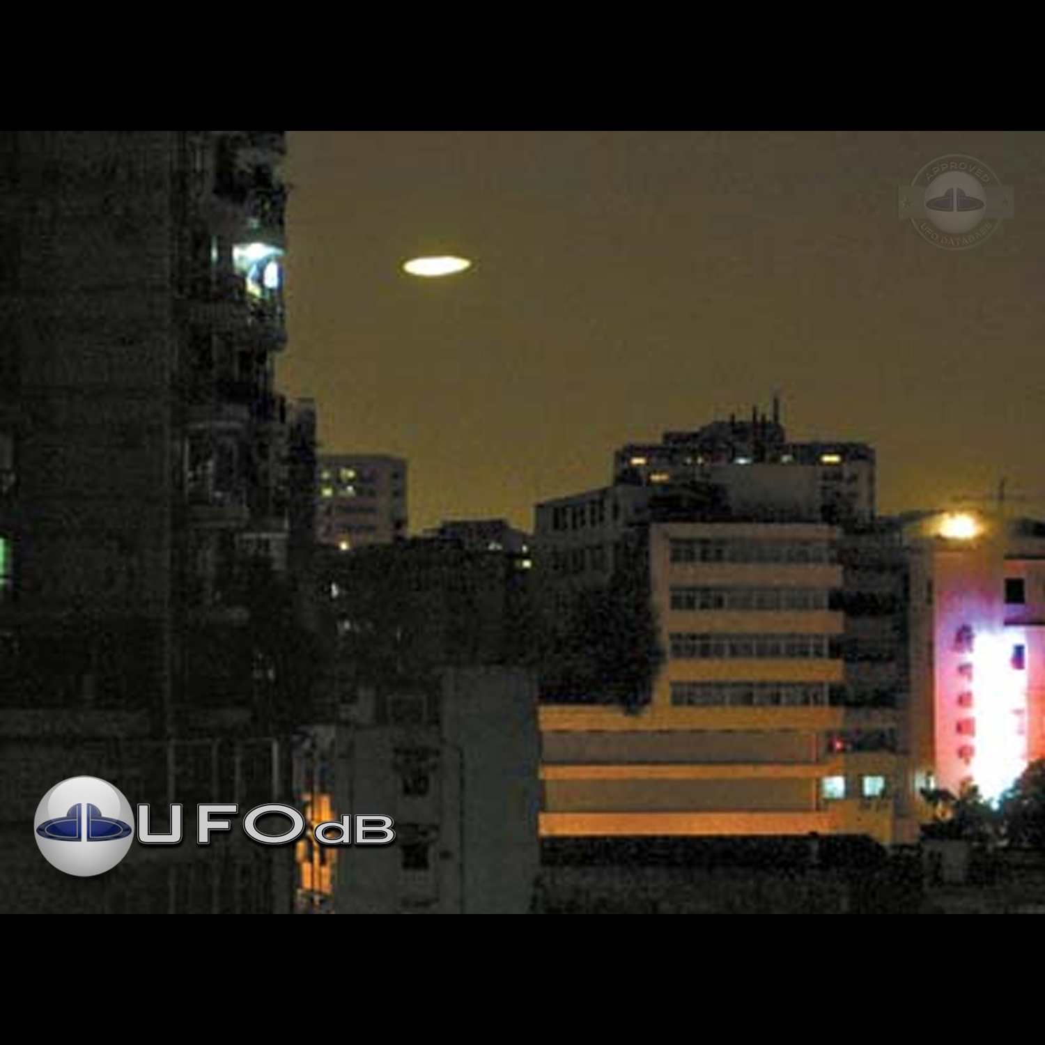 Mass UFO Sighting in Guangzhou, Guangdong | China UFO picture | 2009 UFO Picture #160-1