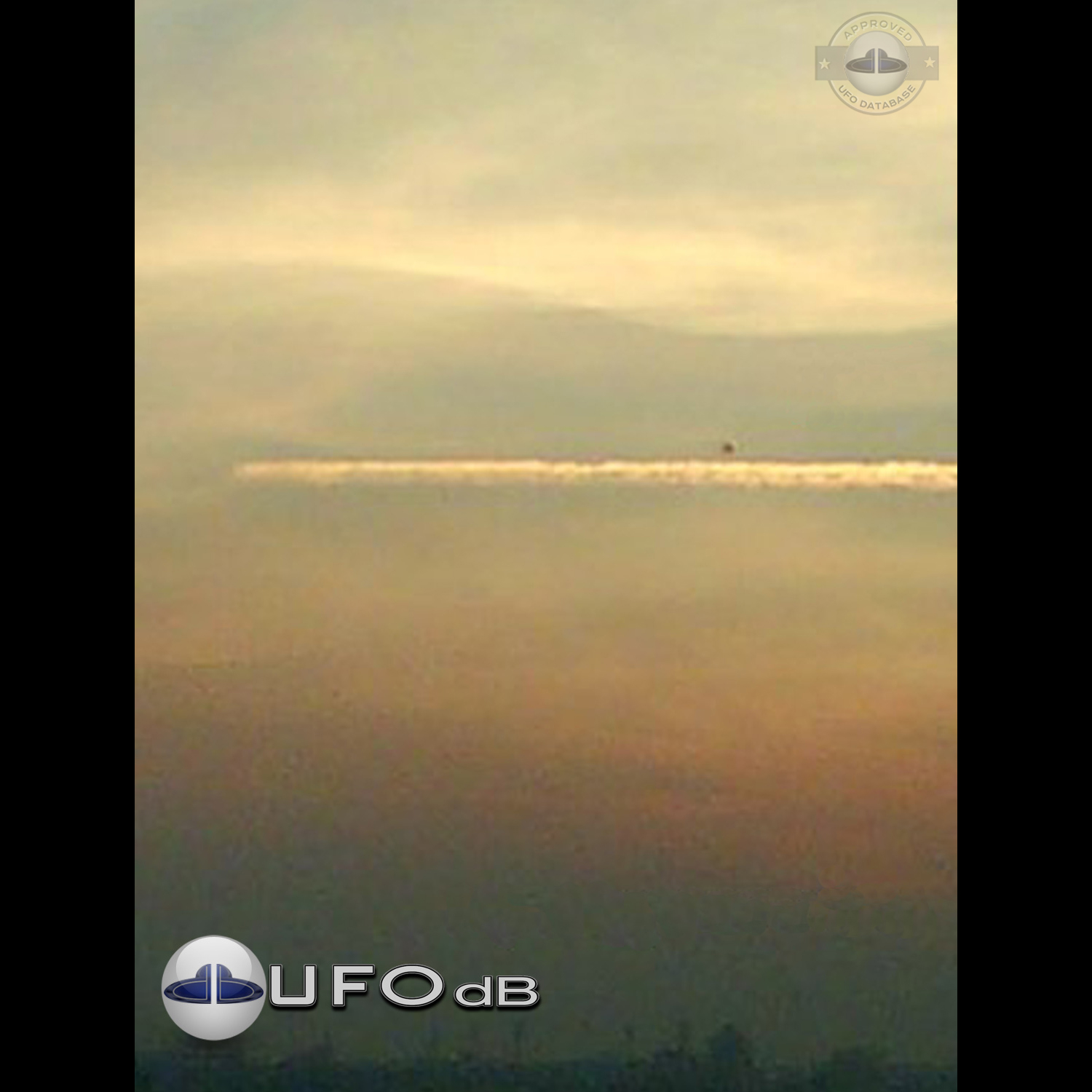 UFO near jet smoke line | Hyderabad India UFO picture September 2008 UFO Picture #170-1