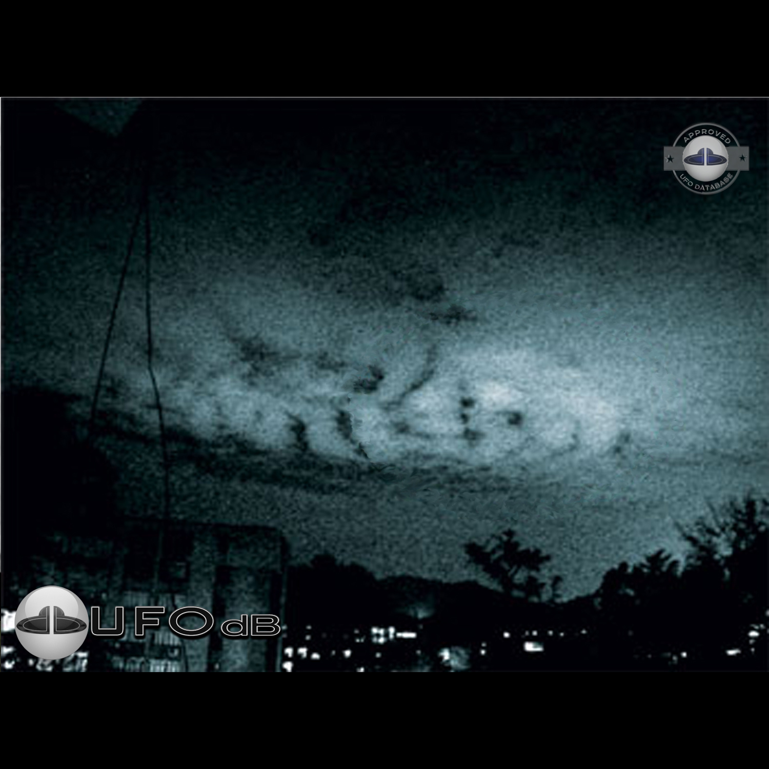 Huge UFO mothership moving in clouds over Guangzhou, Guangdong, China UFO Picture #176-1