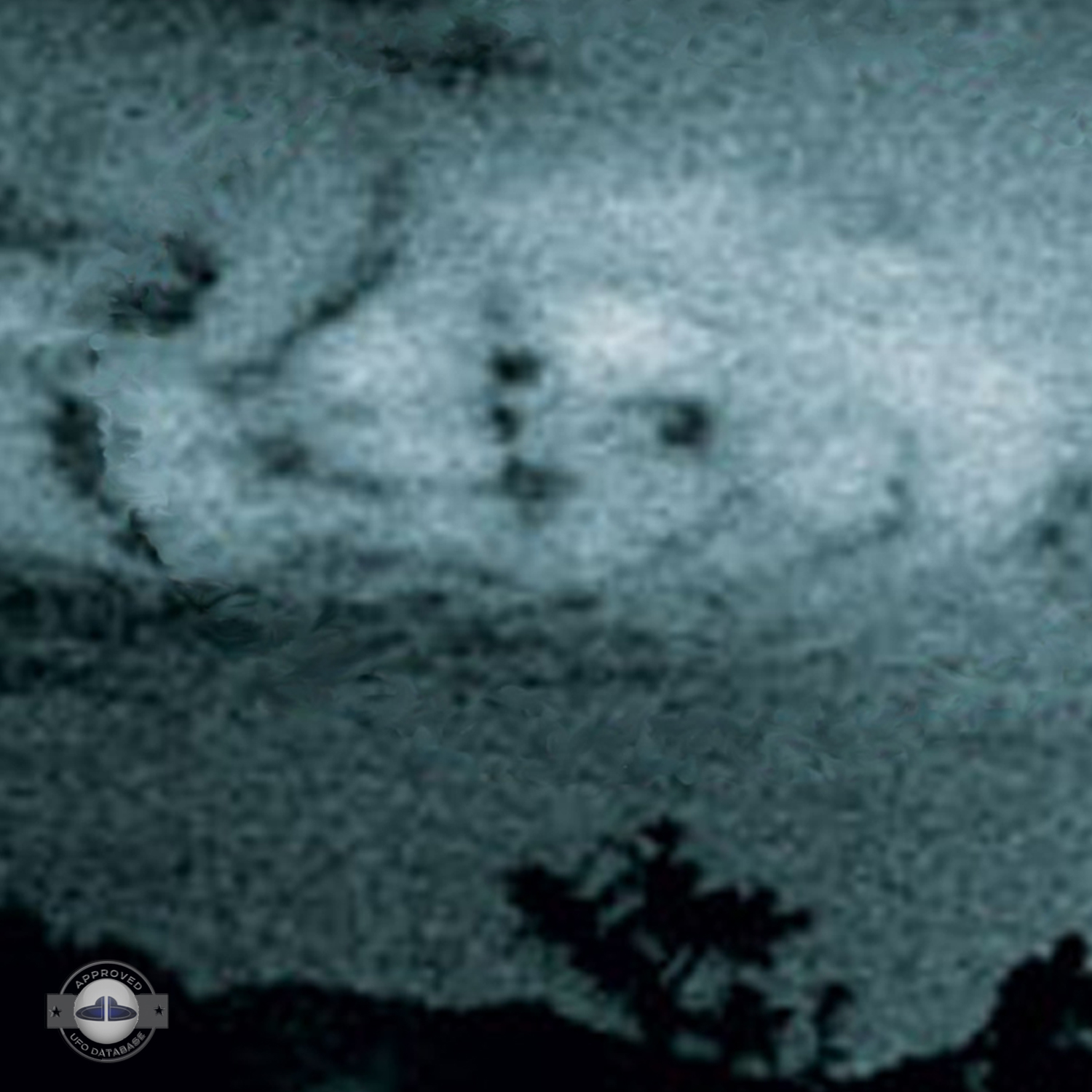 Huge UFO mothership moving in clouds over Guangzhou, Guangdong, China UFO Picture #176-4