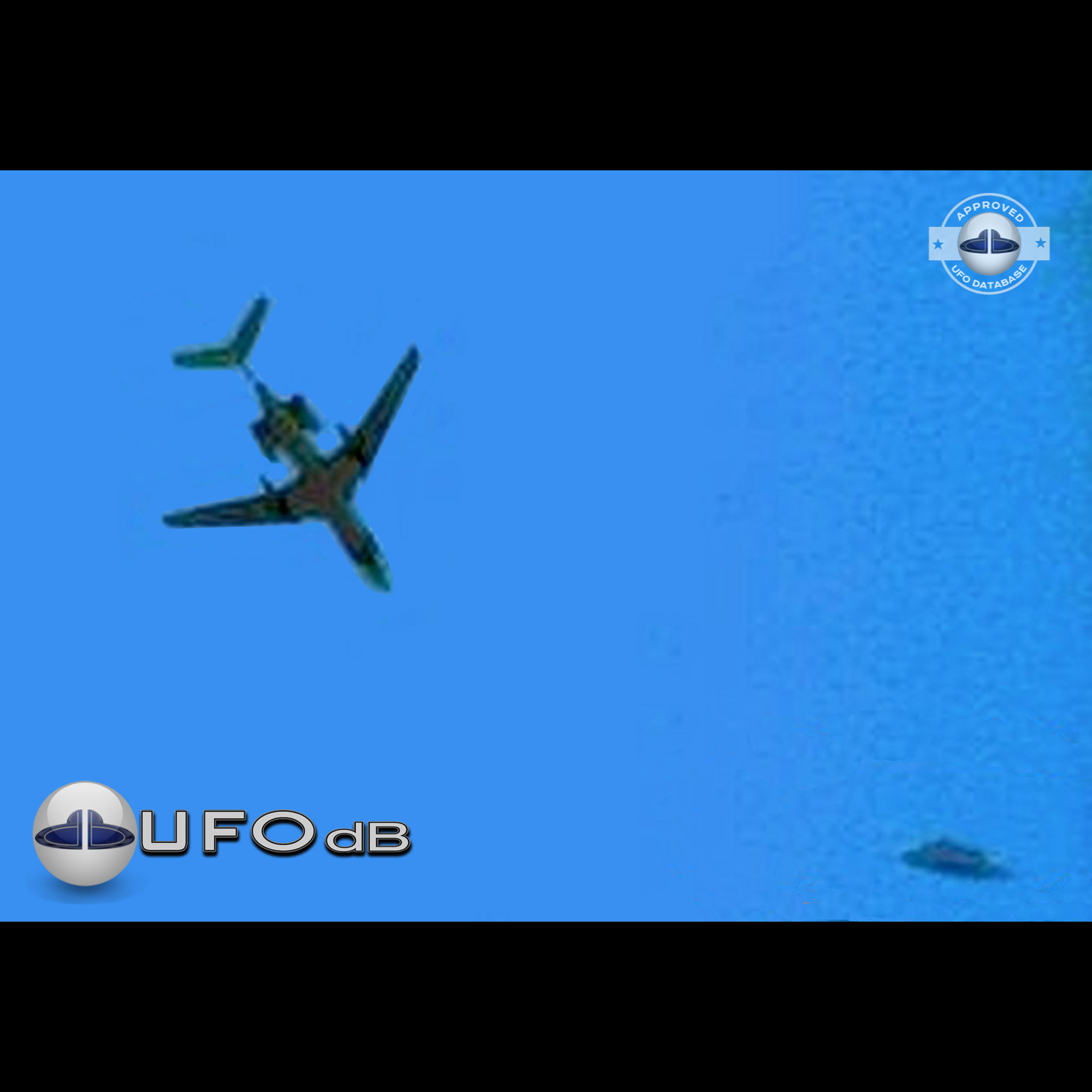 Picture of UFO near airplane over Vnukovo Airport | Moscow, Russia UFO Picture #179-1