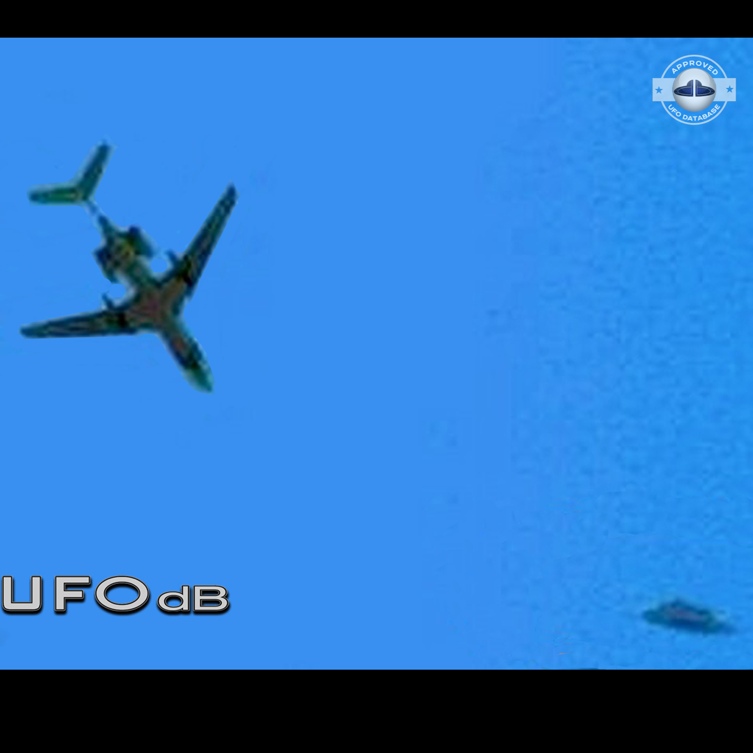 Picture of UFO near airplane over Vnukovo Airport | Moscow, Russia UFO Picture #179-2