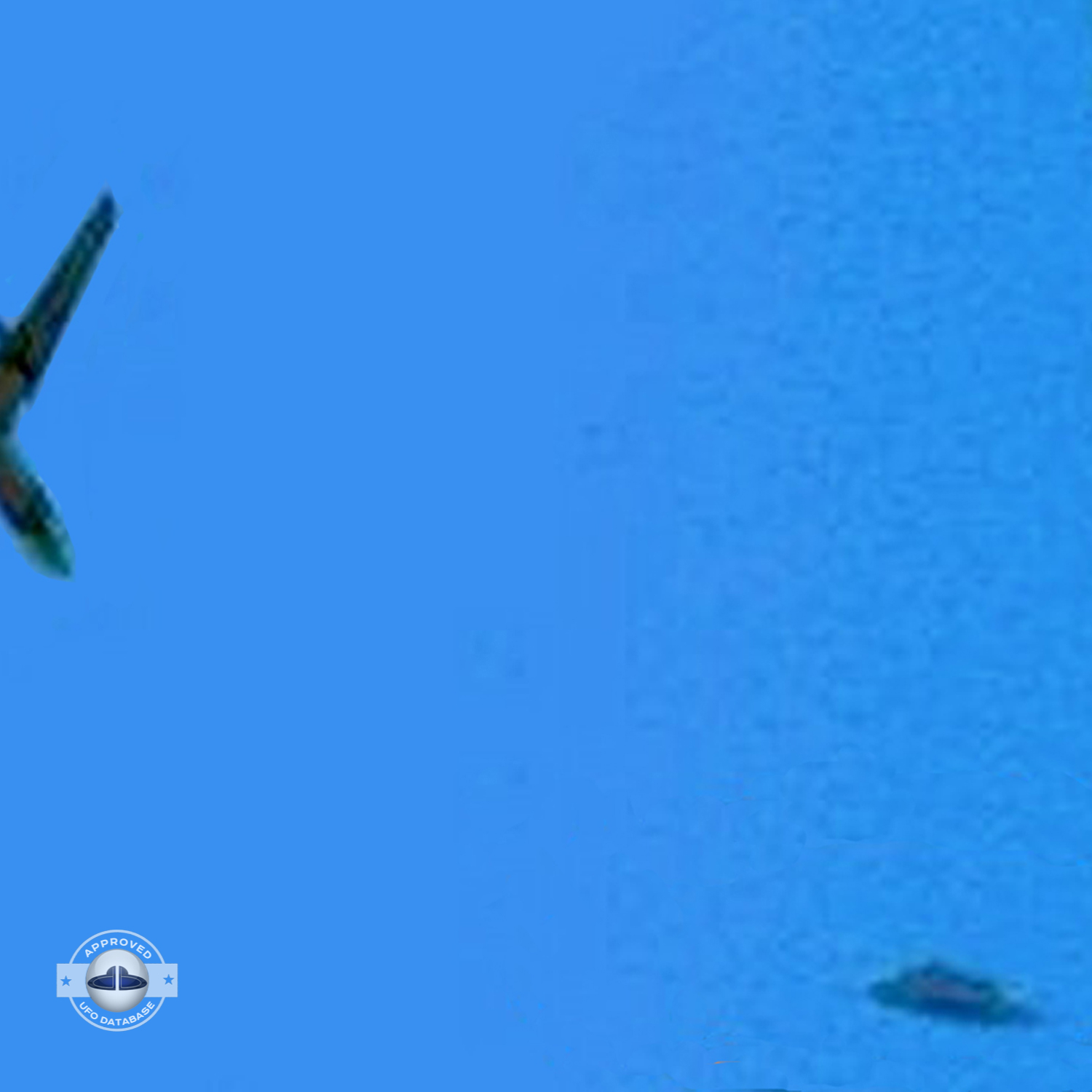 Picture of UFO near airplane over Vnukovo Airport | Moscow, Russia UFO Picture #179-3