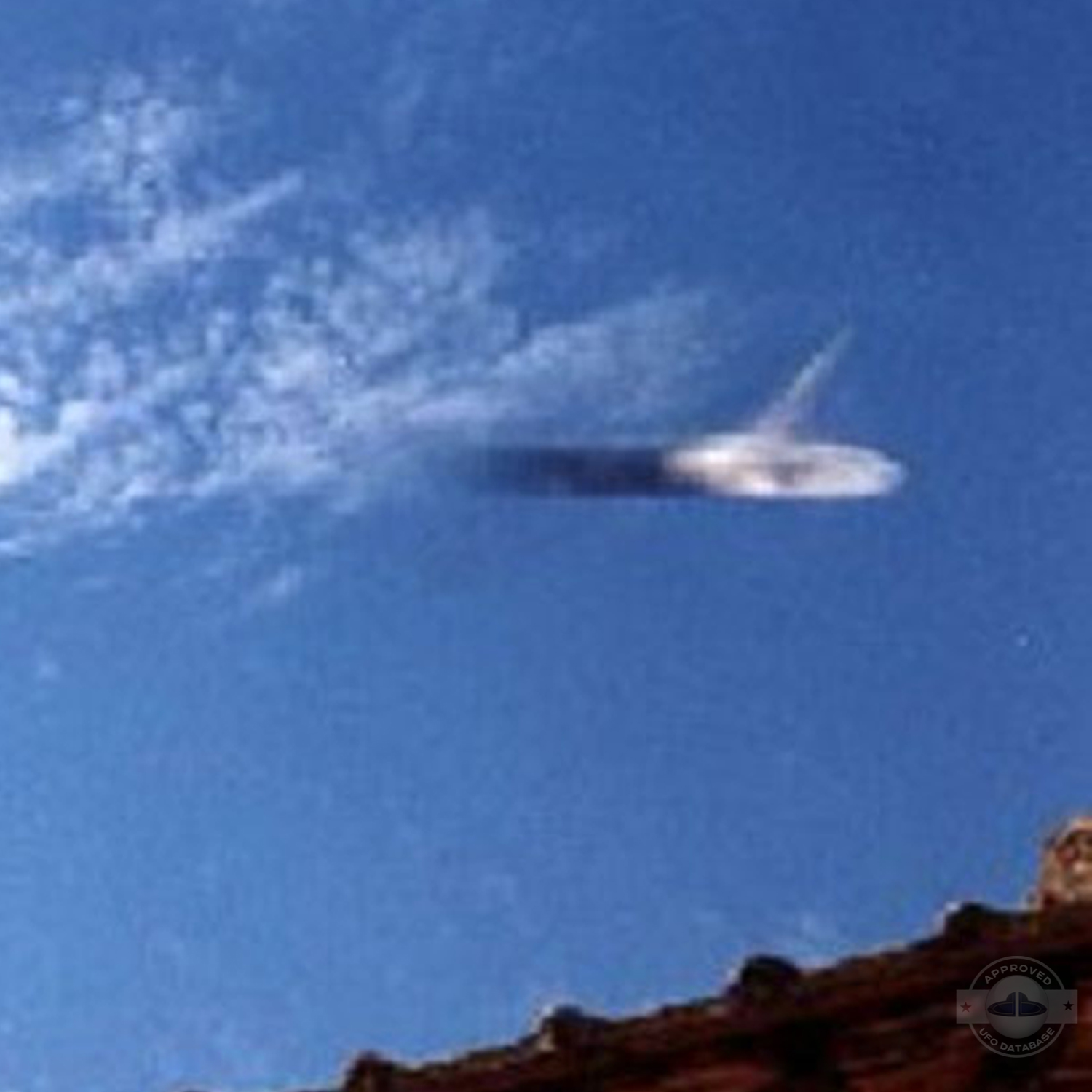 UFO picture shows movement of UFO by capturing the trace of the UFO UFO Picture #181-4
