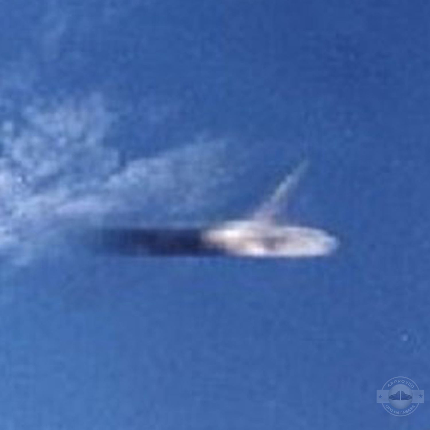 UFO picture shows movement of UFO by capturing the trace of the UFO UFO Picture #181-5