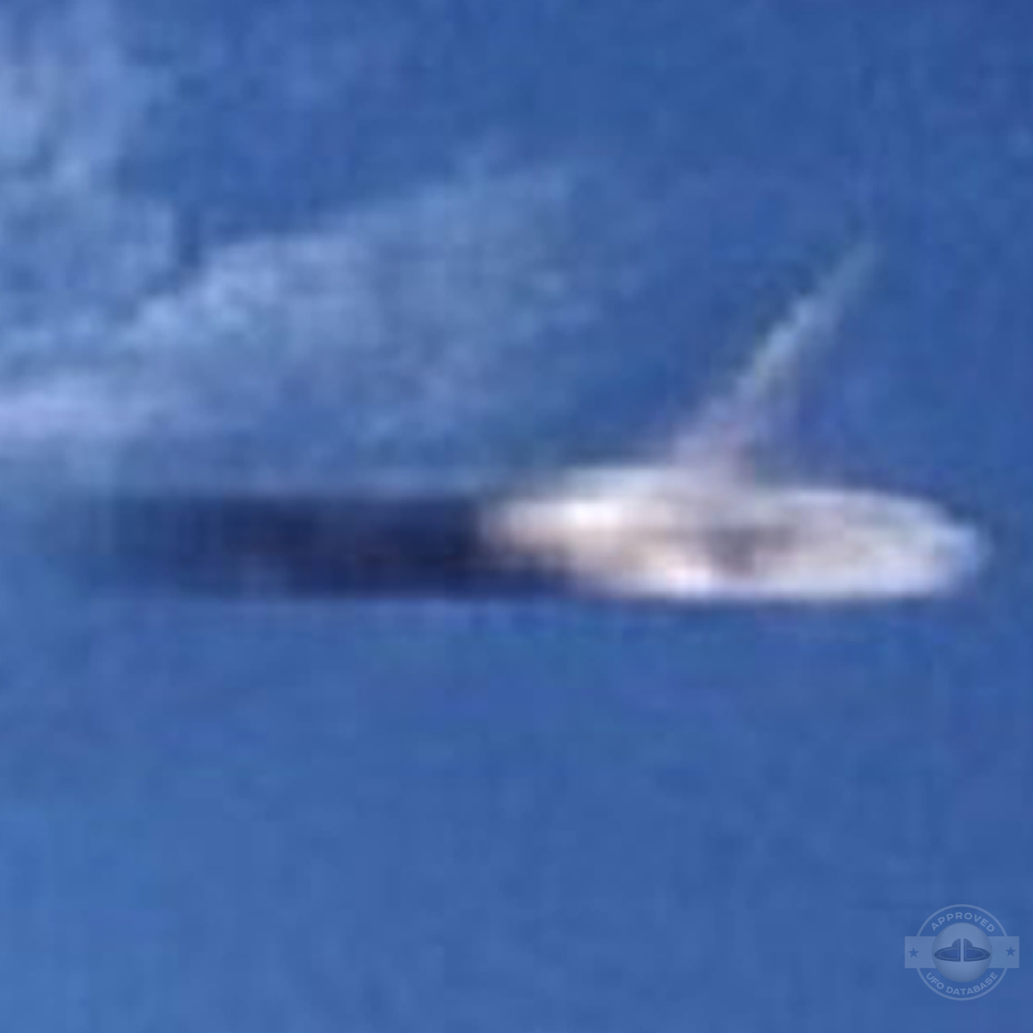 UFO picture shows movement of UFO by capturing the trace of the UFO UFO Picture #181-6