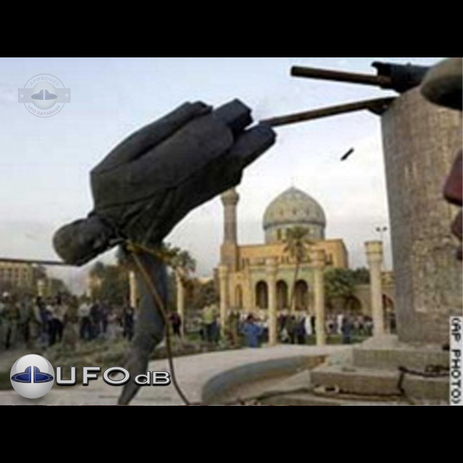 UFO Picture taken while Saddam Hussein statue is falling | Baghdad UFO Picture #183-1