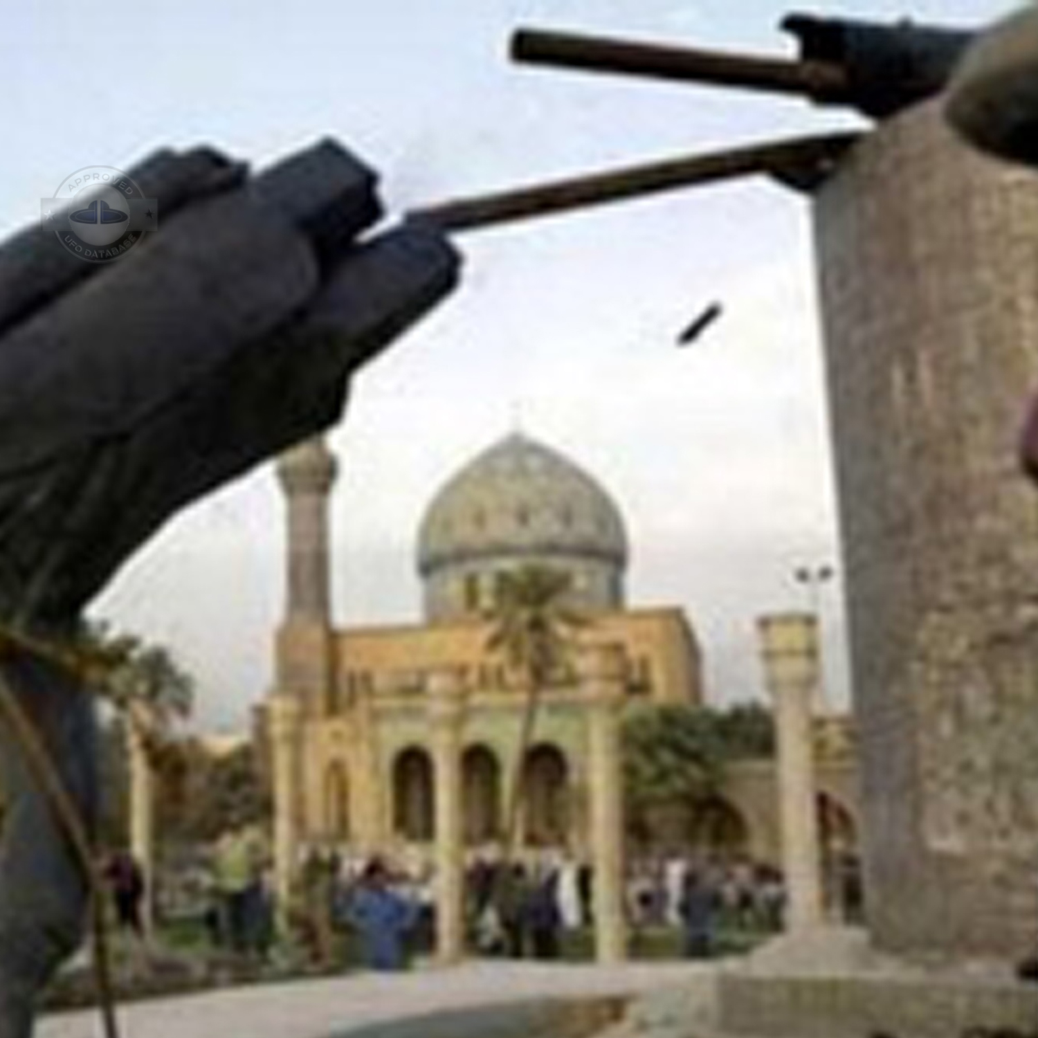 UFO Picture taken while Saddam Hussein statue is falling | Baghdad UFO Picture #183-2