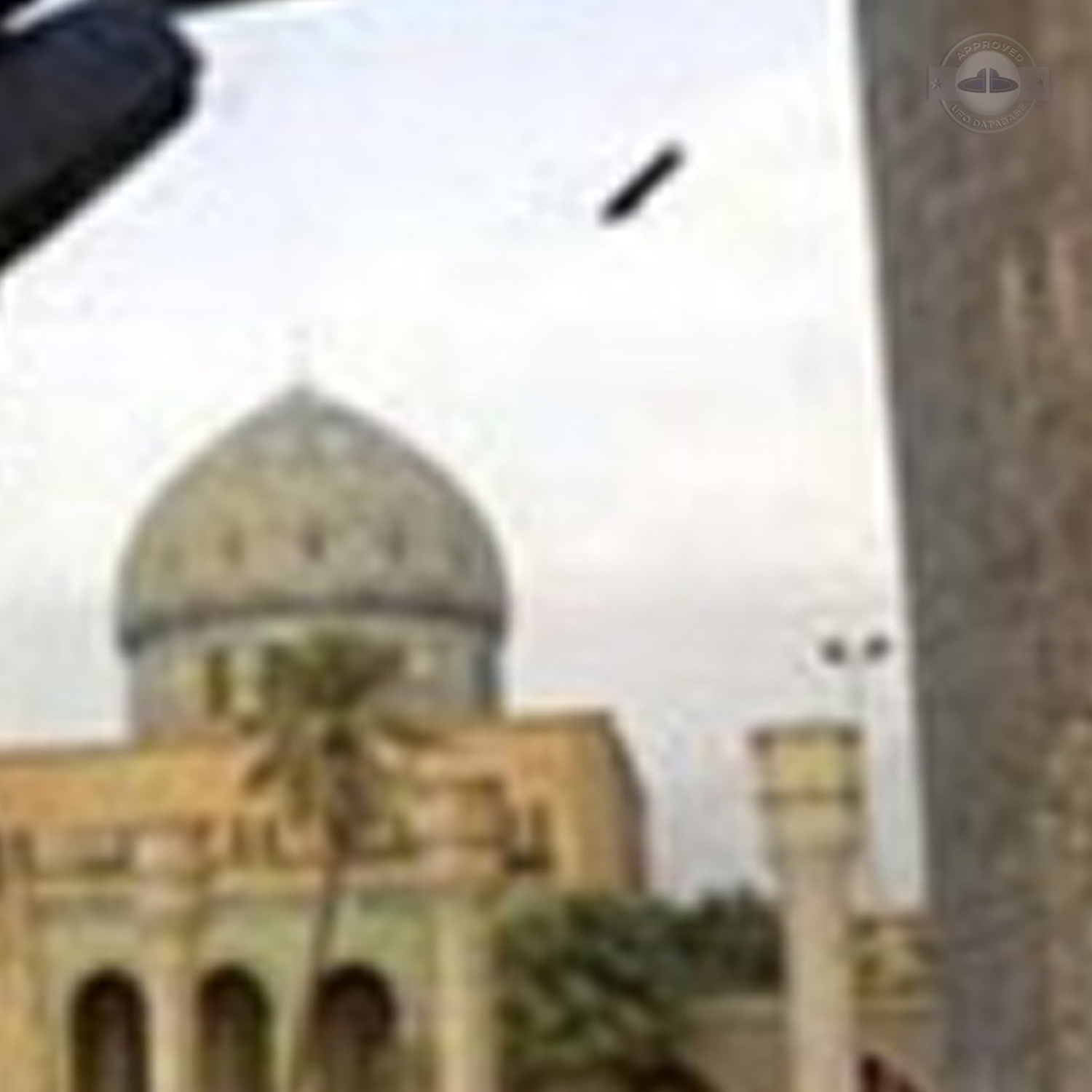 UFO Picture taken while Saddam Hussein statue is falling | Baghdad UFO Picture #183-3