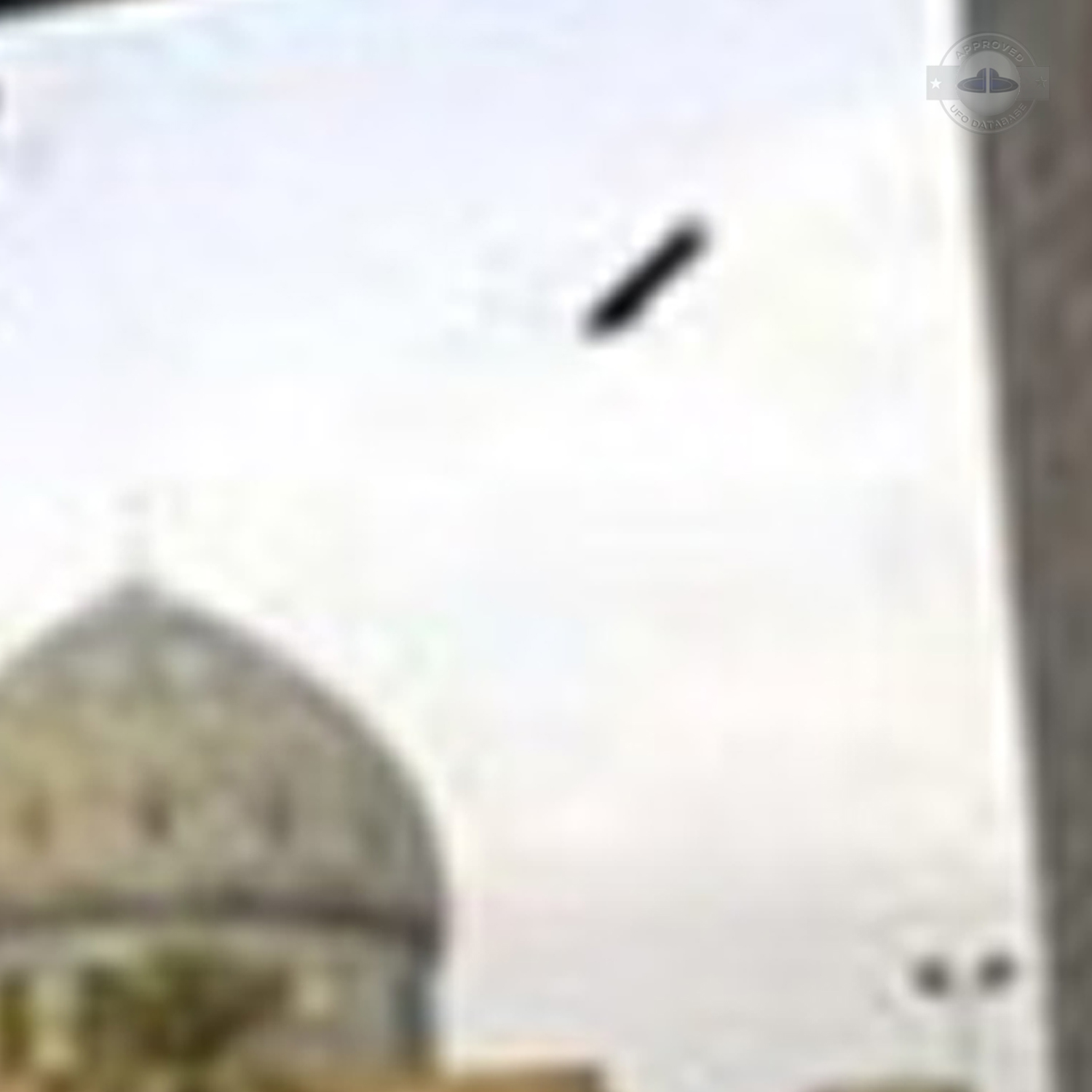 UFO Picture taken while Saddam Hussein statue is falling | Baghdad UFO Picture #183-4