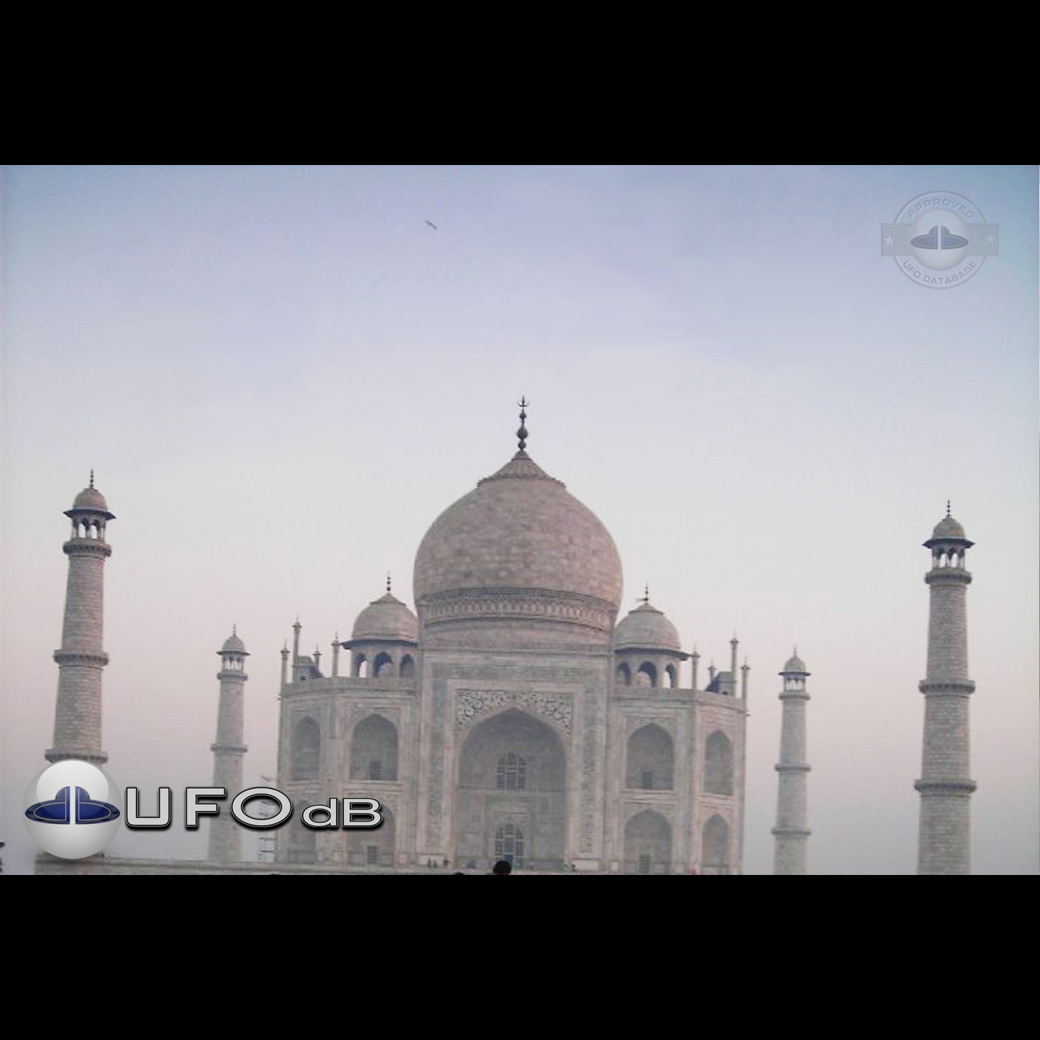 UFO over famous Taj Mahal | Agra, Uttar Pradesh | India UFO picture UFO Picture #186-1