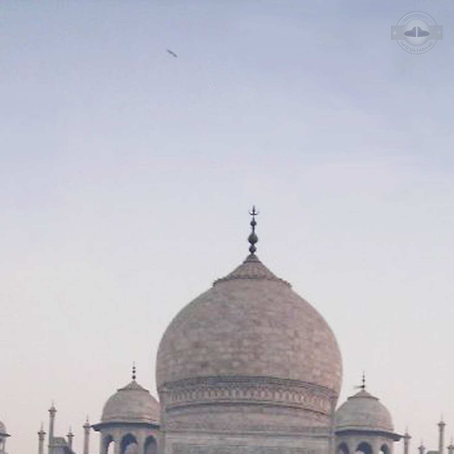 UFO over famous Taj Mahal | Agra, Uttar Pradesh | India UFO picture UFO Picture #186-2