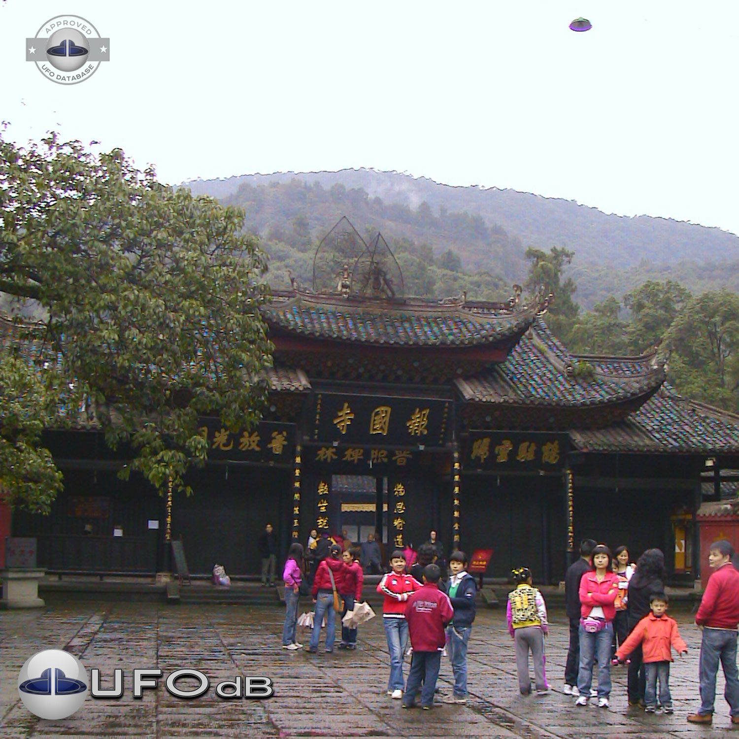 UFO picture shot near remote Monastery in Emei Shan | Sichuan, China UFO Picture #192-1