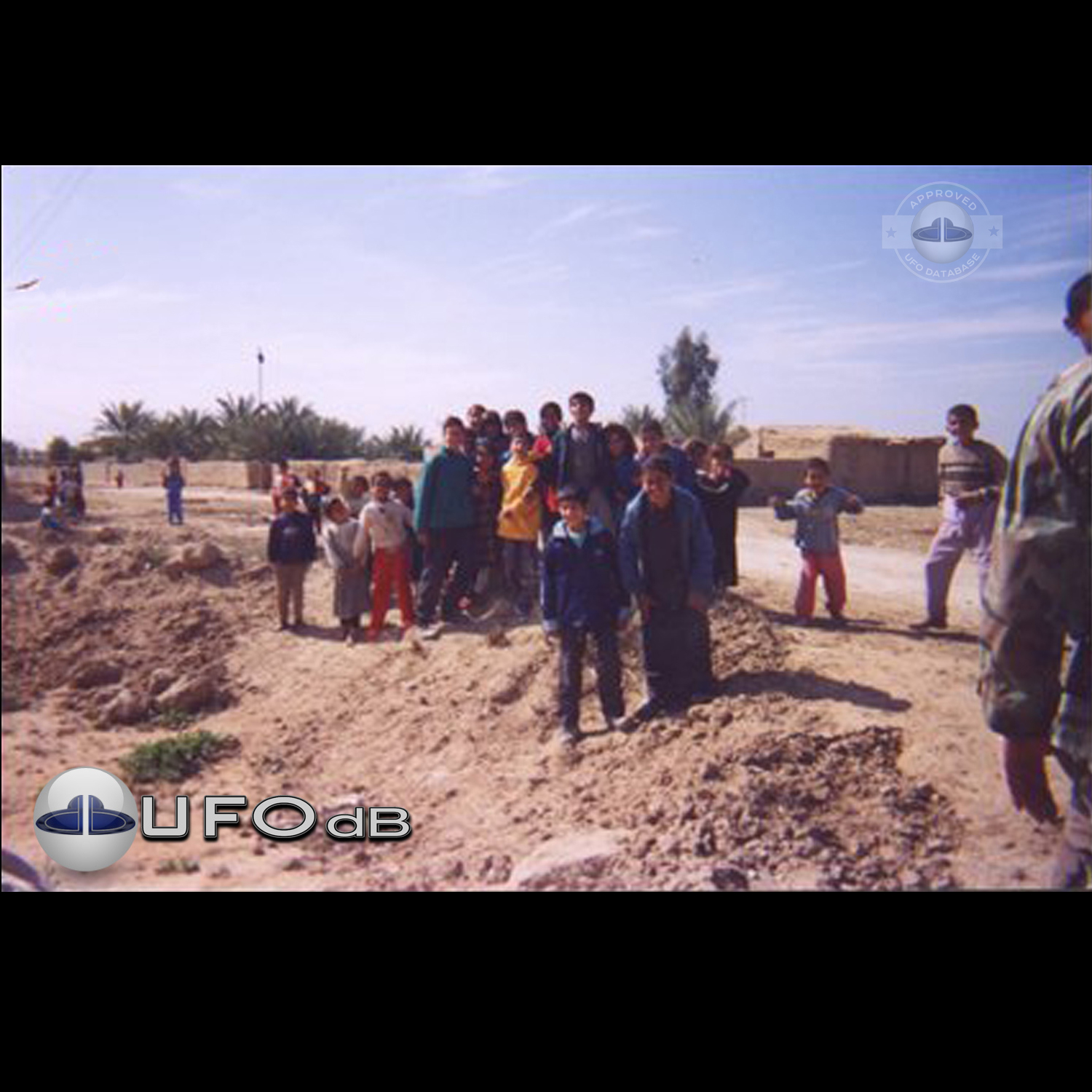UFO seen passing over Kids in Baghdad, Iraq | April 03 2004 UFO Picture #199-1
