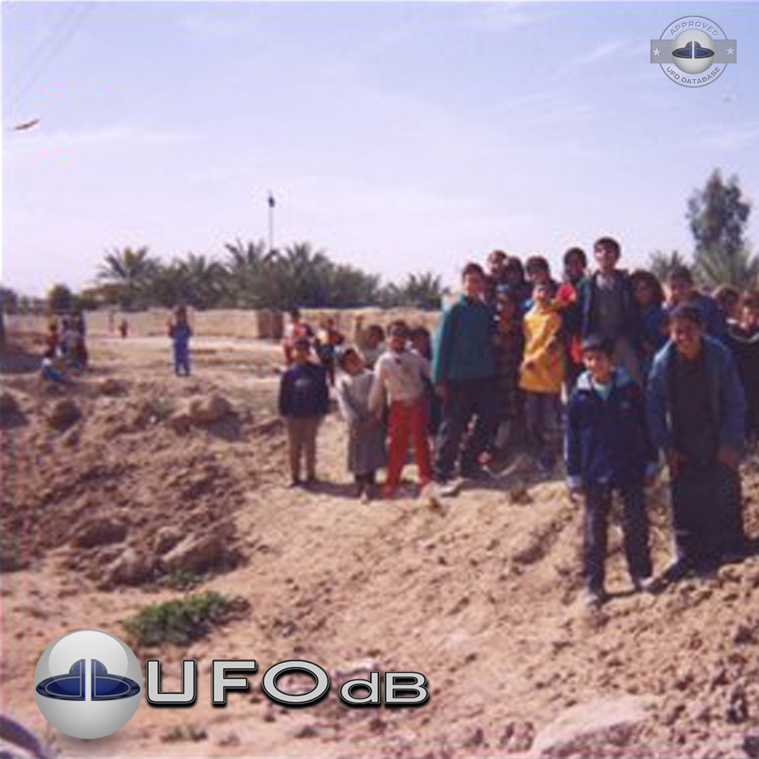 UFO seen passing over Kids in Baghdad, Iraq | April 03 2004 UFO Picture #199-2