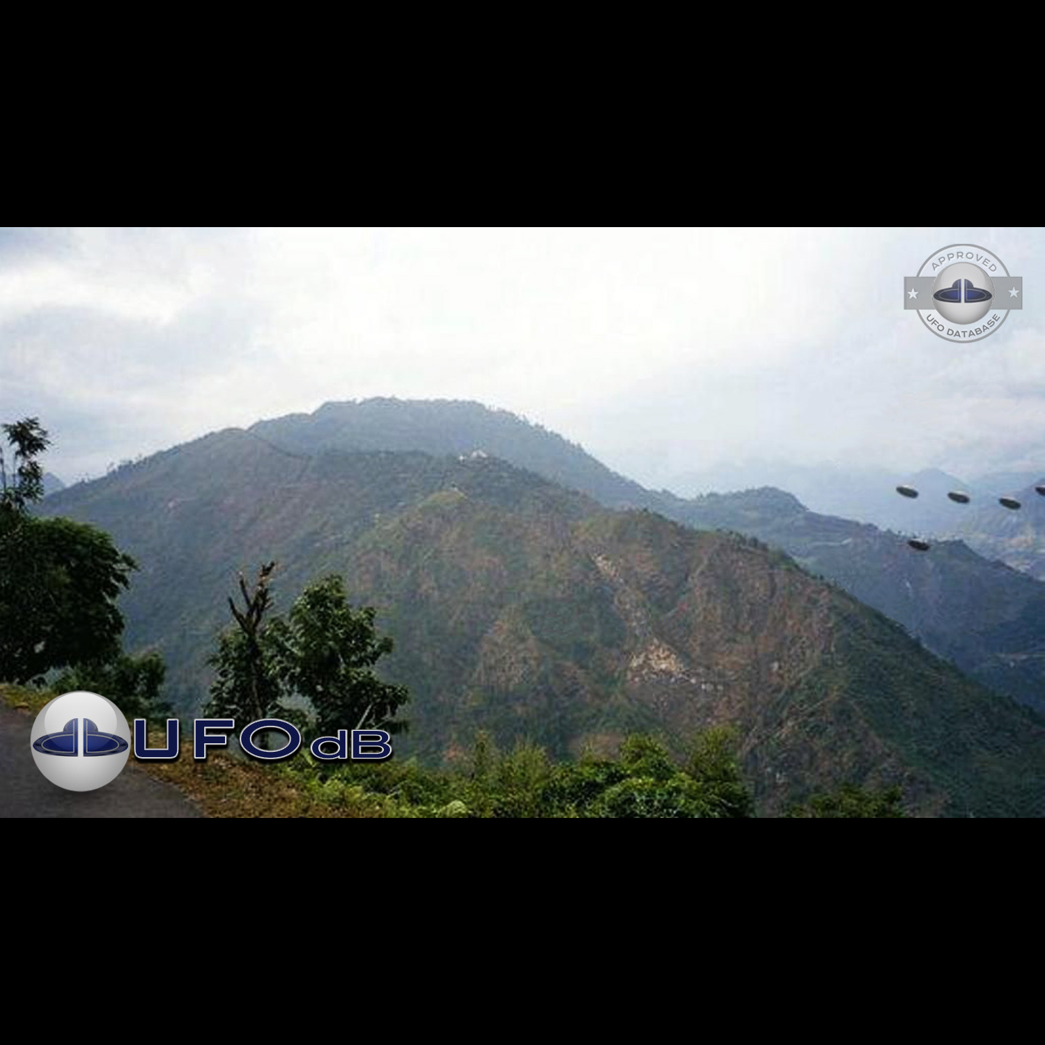 Fleet of 5 UFOs flying in precise formation Hills of Sombaria Gangtok UFO Picture #202-1