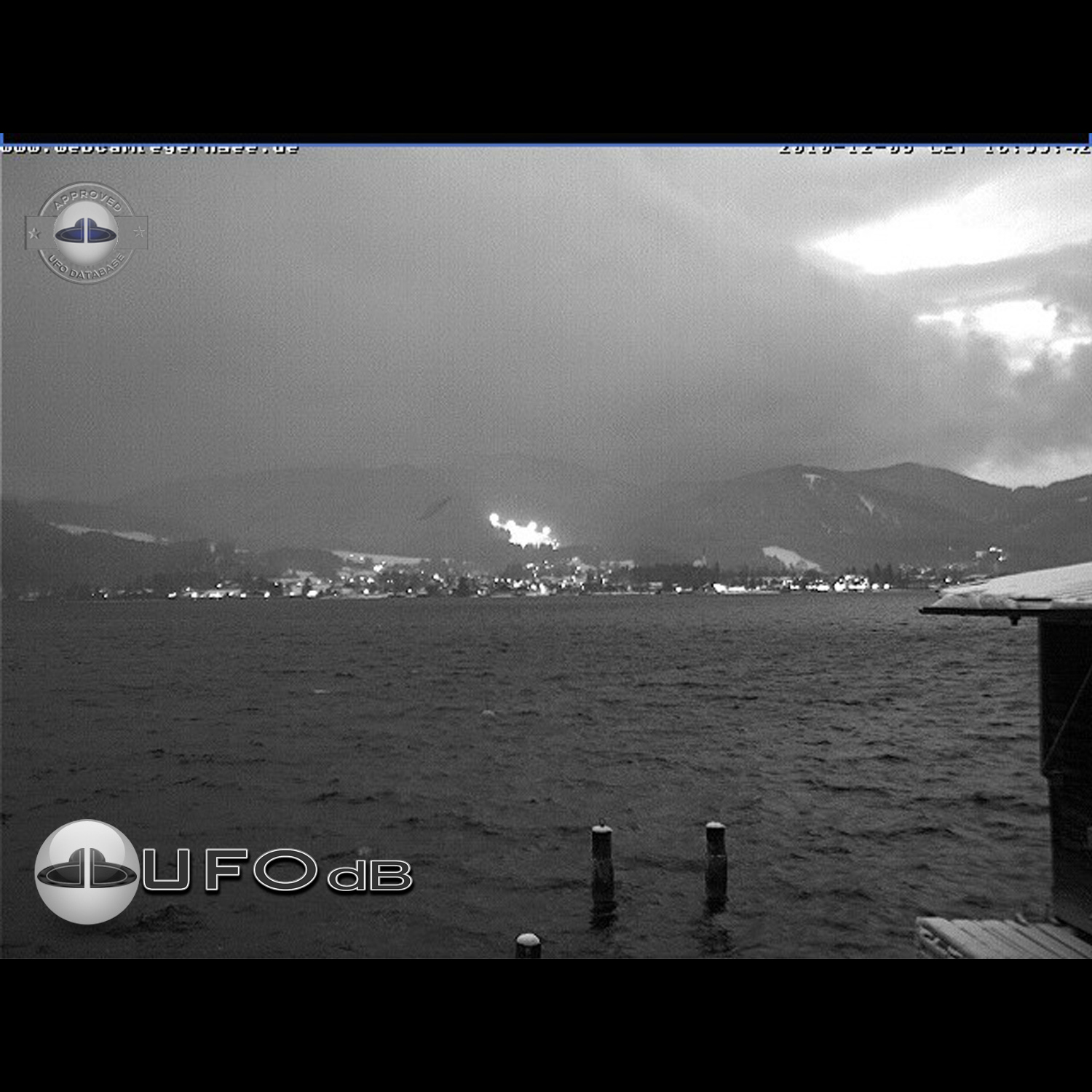 Live Cam capture of UFO USO near water surface | Geisenfeld, Germany UFO Picture #203-1